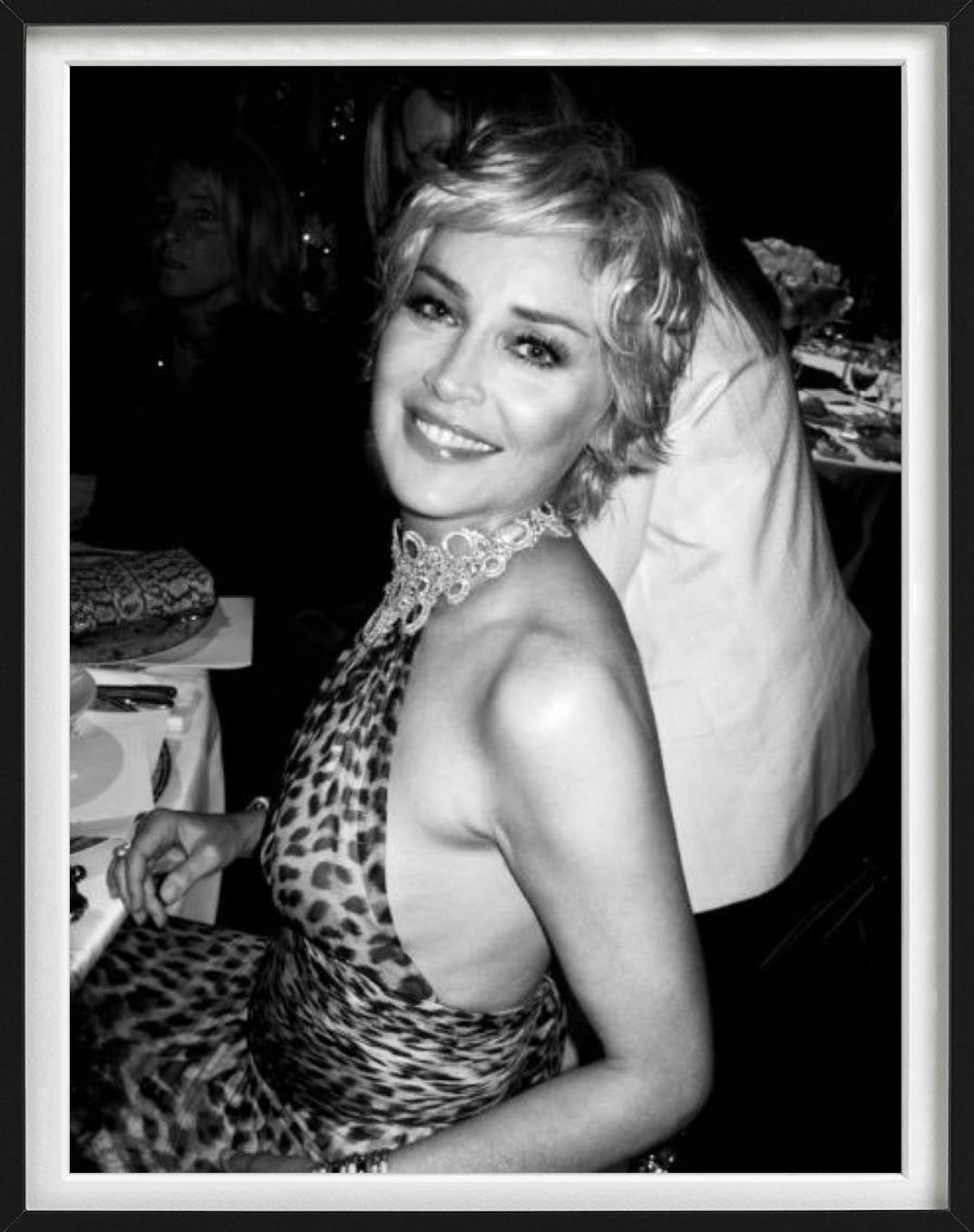Schwarz-Weiß-Porträt der Schauspielerin Sharon Stone in einem Kleid mit Leopardenmuster und kurzen blonden Haaren. Fotografiert von Roxanne Lowit in Cannes im Jahr 1992.

Alle Drucke sind in limitierter Auflage erhältlich. Erhältlich in mehreren
