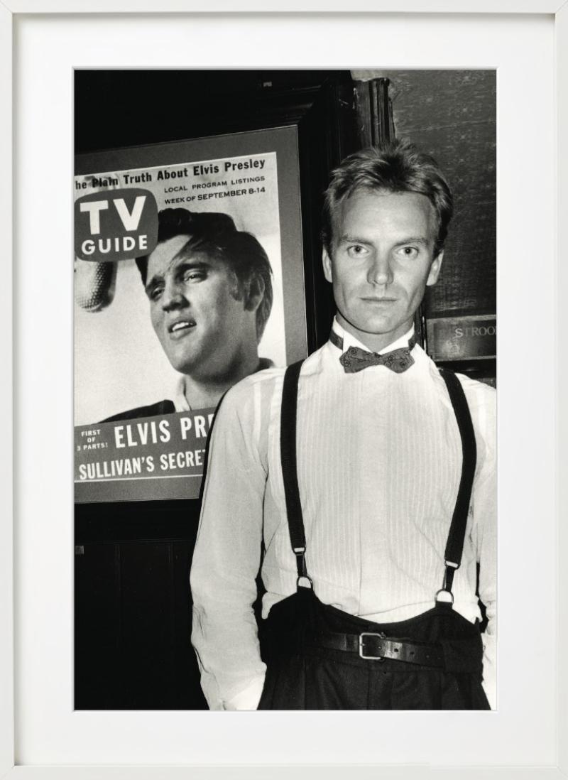 Sting, NYC – Porträt mit Elvis Presley-Poster, Fine Art Photography, 1985 im Angebot 7