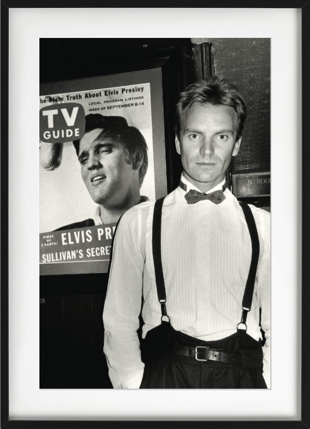 Sting, NYC – Porträt mit Elvis Presley-Poster, Fine Art Photography, 1985 (Schwarz), Black and White Photograph, von Roxanne Lowit