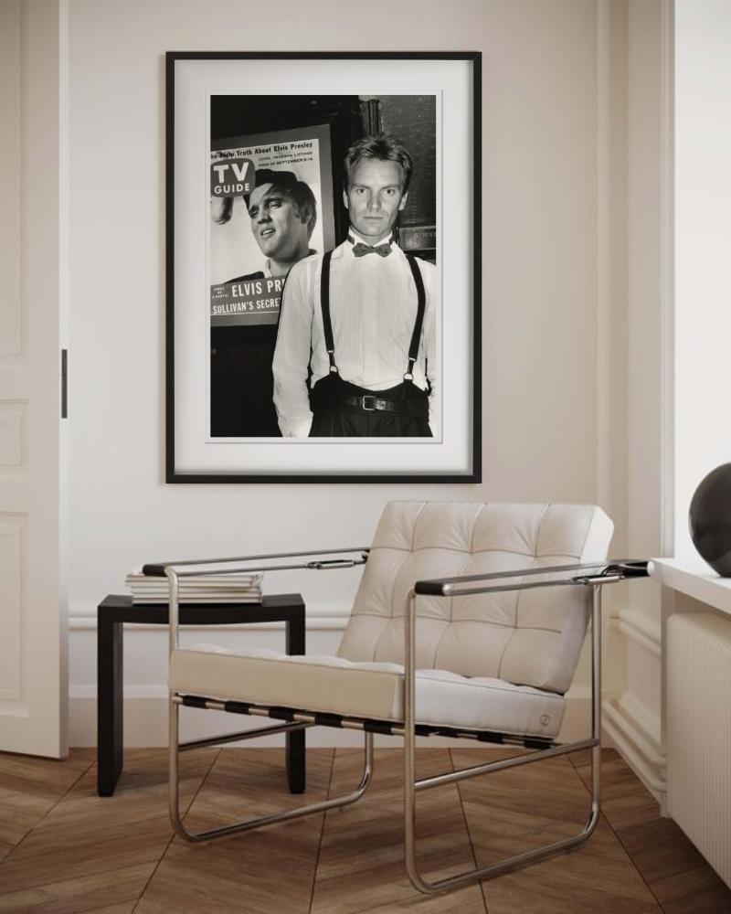 Sting fotografiert neben einem Elvis-Presley-Poster von der legendären Roxanne Lowit. 

Alle Drucke sind in limitierter Auflage erhältlich. Erhältlich in mehreren Größen. Hochwertige Einrahmung auf Anfrage.

Alle Drucke werden von der Künstlerin