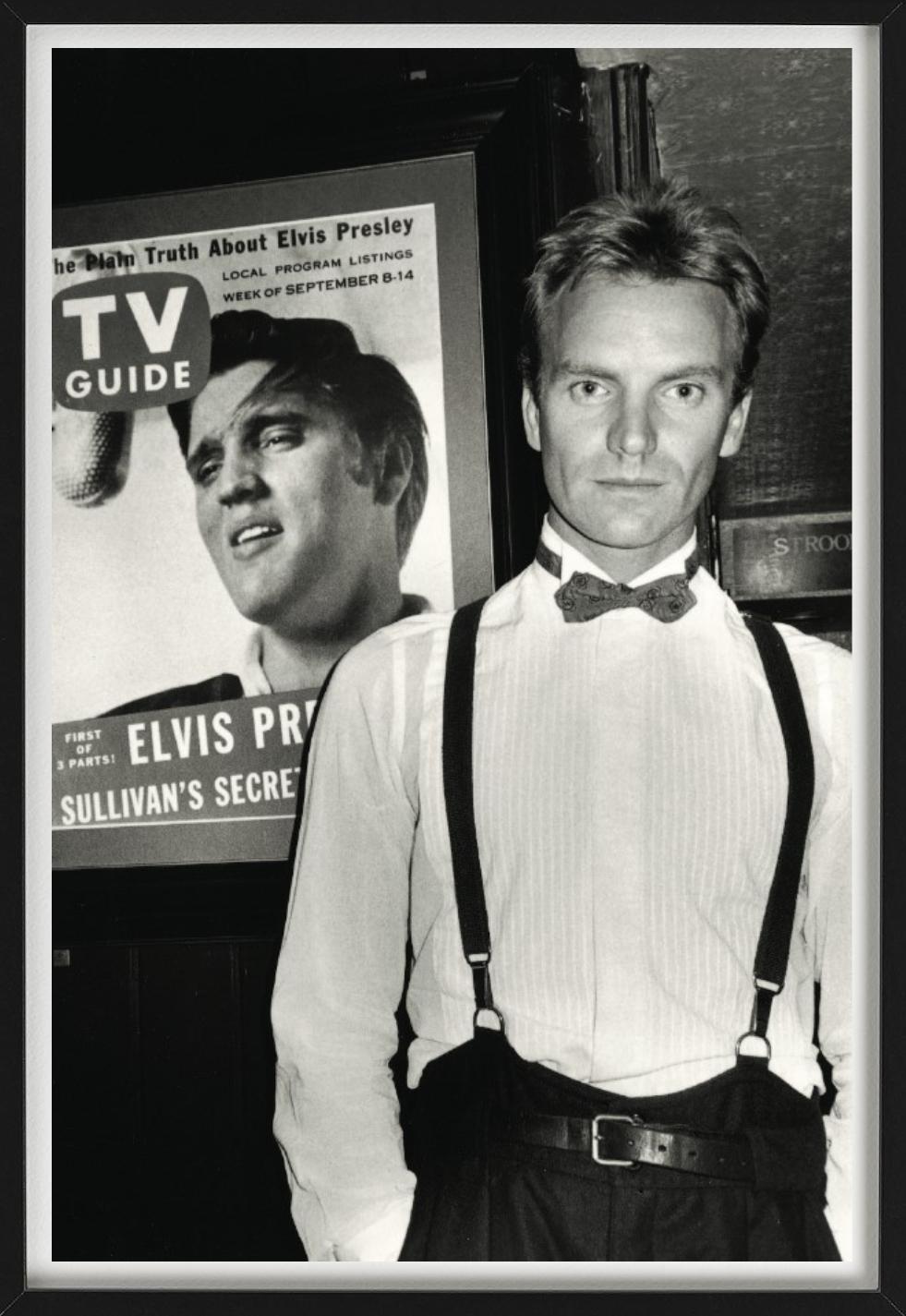 Sting, NYC – Porträt mit Elvis Presley-Poster, Fine Art Photography, 1985 im Angebot 1