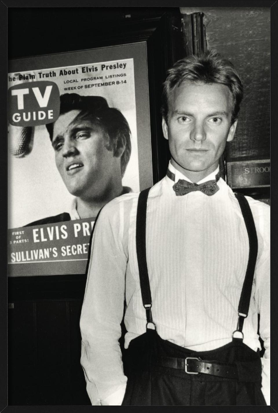 Sting, NYC – Porträt mit Elvis Presley-Poster, Fine Art Photography, 1985 im Angebot 2