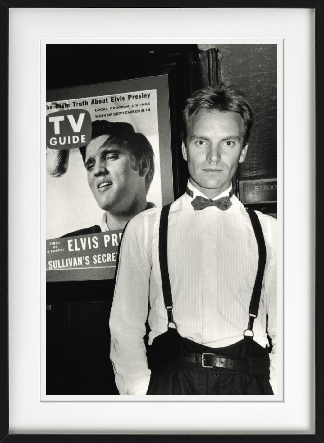 Sting, NYC – Porträt mit Elvis Presley-Poster, Fine Art Photography, 1985 im Angebot 3