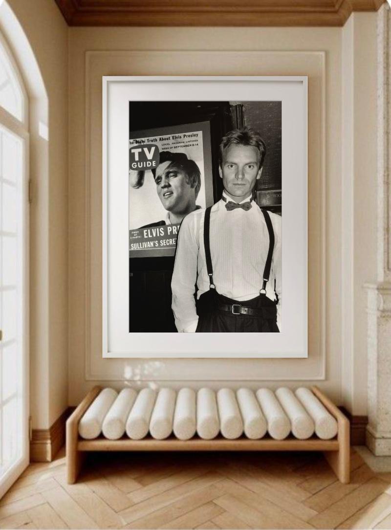 Sting, NYC – Porträt mit Elvis Presley-Poster, Fine Art Photography, 1985 im Angebot 4