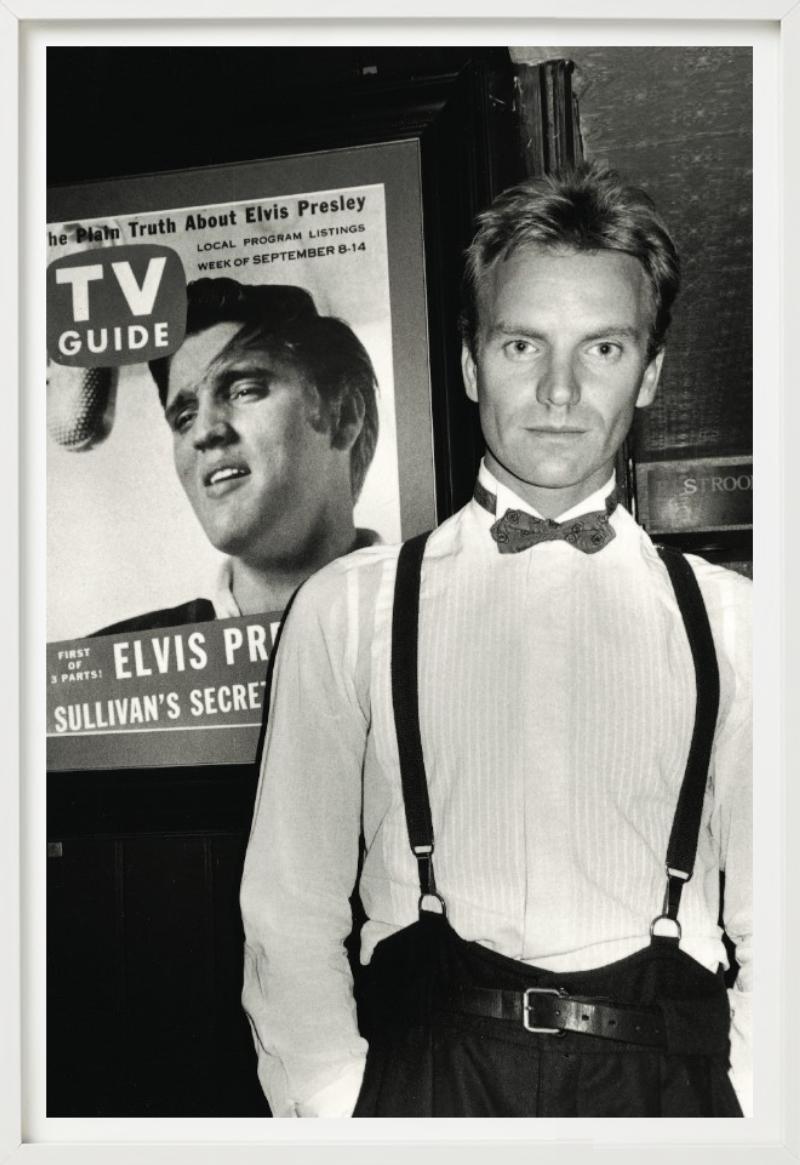 Sting, NYC – Porträt mit Elvis Presley-Poster, Fine Art Photography, 1985 im Angebot 5