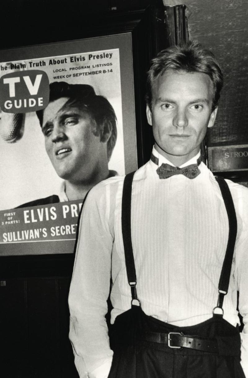 Roxanne Lowit Black and White Photograph – Sting, NYC – Porträt mit Elvis Presley-Poster, Fine Art Photography, 1985