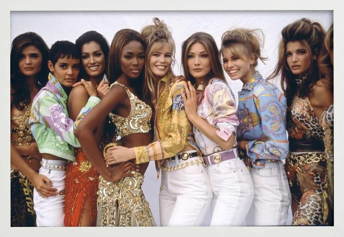 Versace Vixens - Famose modelle degli anni '90 in Versace, Fotografia Fine Art, 1994 - Photograph di Roxanne Lowit