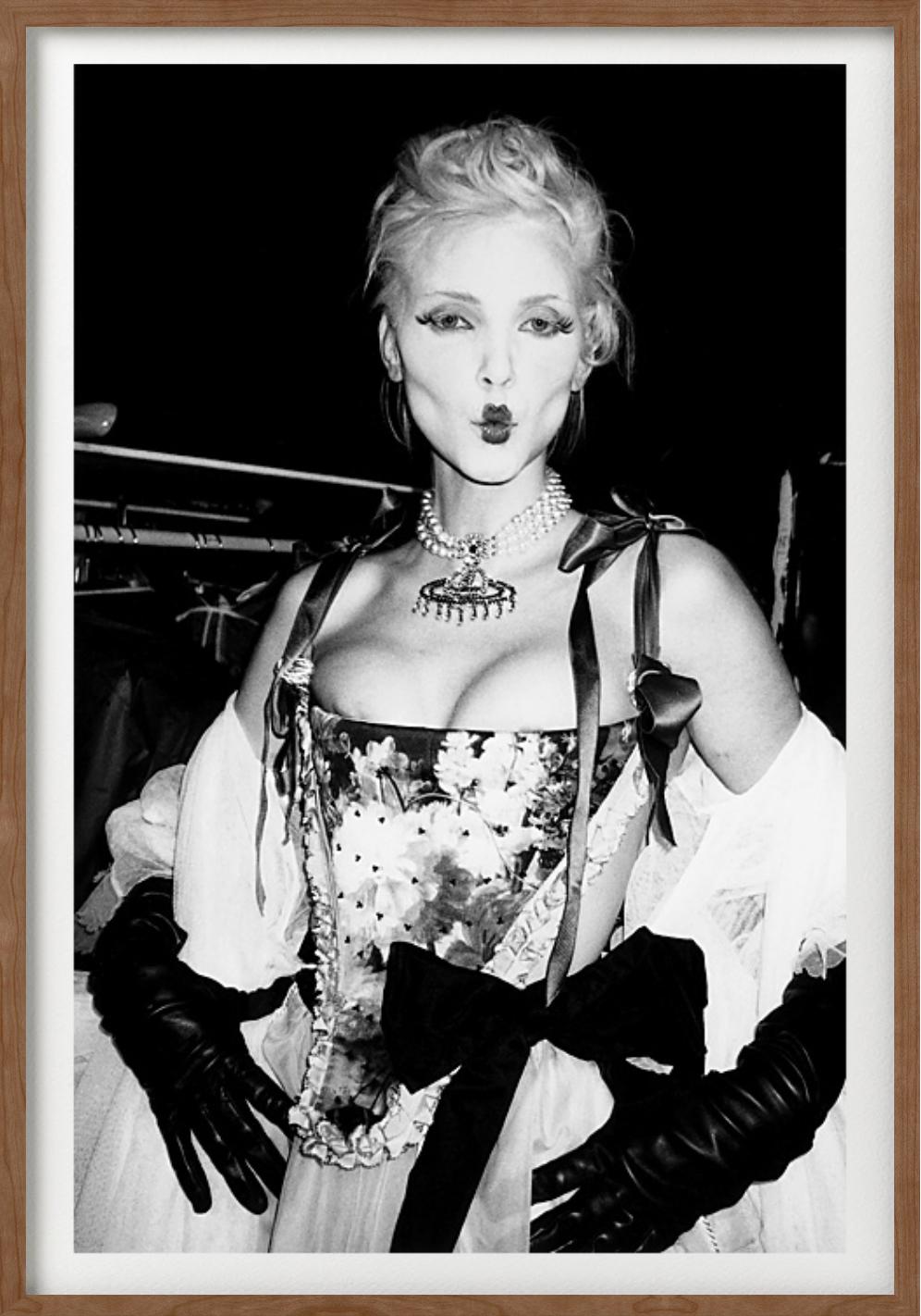 Vivienne Westwood, Paris - Historique Nadja Auermann, photographie d'art, 1995 - Noir Black and White Photograph par Roxanne Lowit