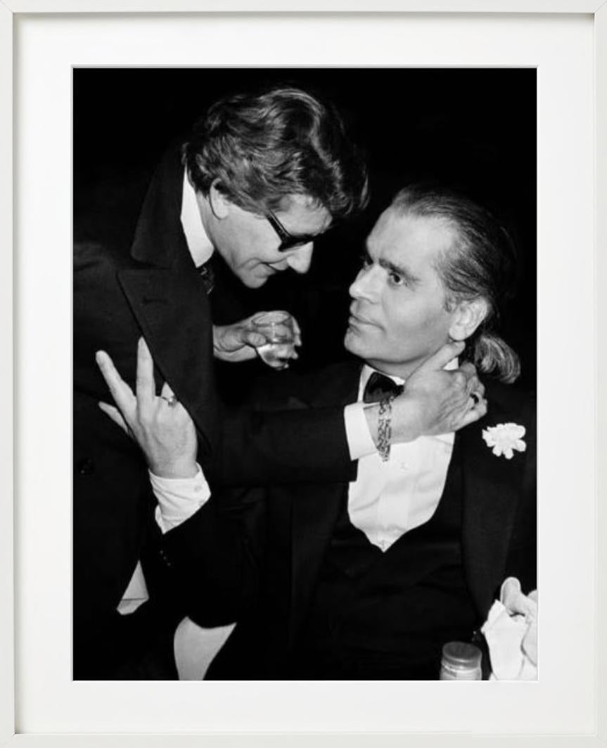Yves Saint Laurent e Karl Lagerfeld - Ritratto, fotografia d'autore, 1983 in vendita 5