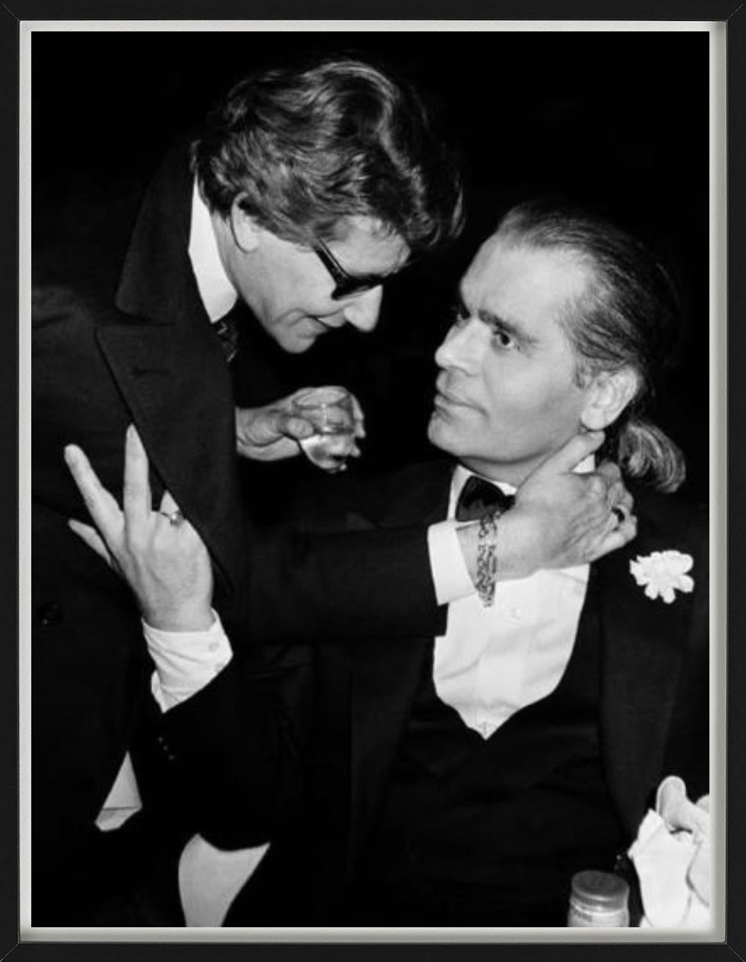 Yves Saint Laurent e Karl Lagerfeld - Ritratto, fotografia d'autore, 1983 - Portrait Photograph Nero di Roxanne Lowit