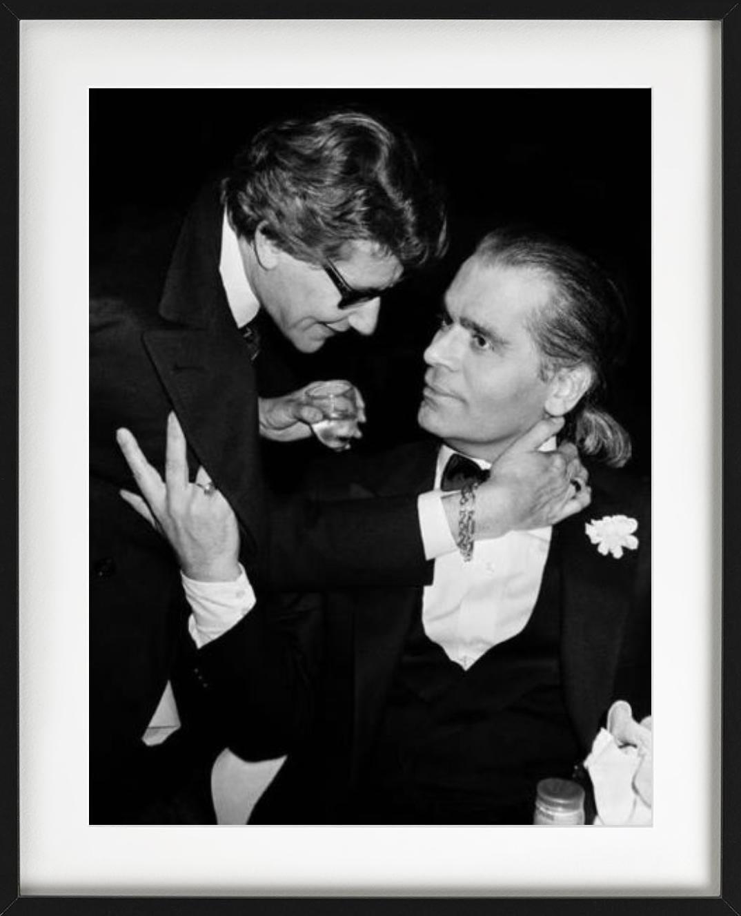 Yves Saint Laurent e Karl Lagerfeld -  raro ritratto in bianco e nero dei due famosi stilisti, fotografati da Roxanne Lowit in occasione della celebrazione dei 