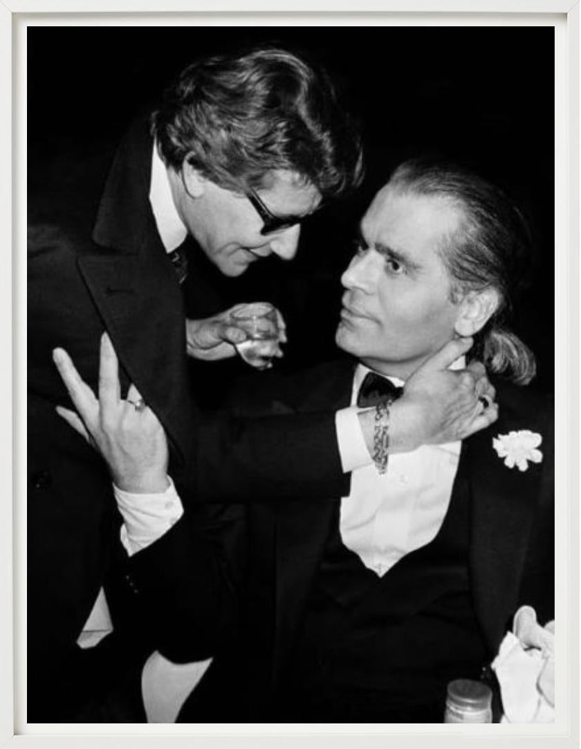 Yves Saint Laurent e Karl Lagerfeld - Ritratto, fotografia d'autore, 1983 in vendita 4