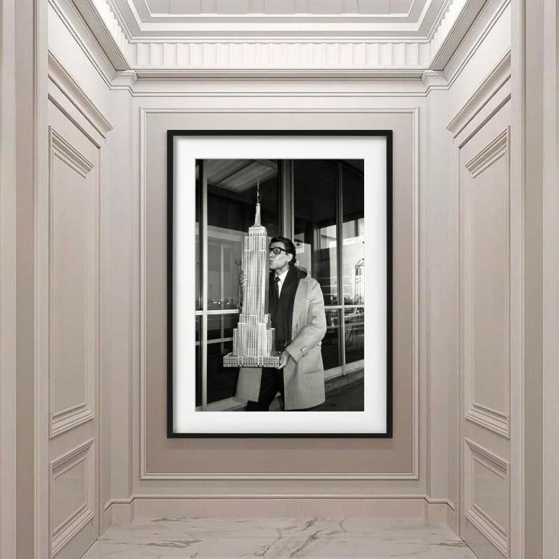 Yves Saint Laurent, der das Empire State Building hält, Kunstfotografie 1983 im Angebot 6