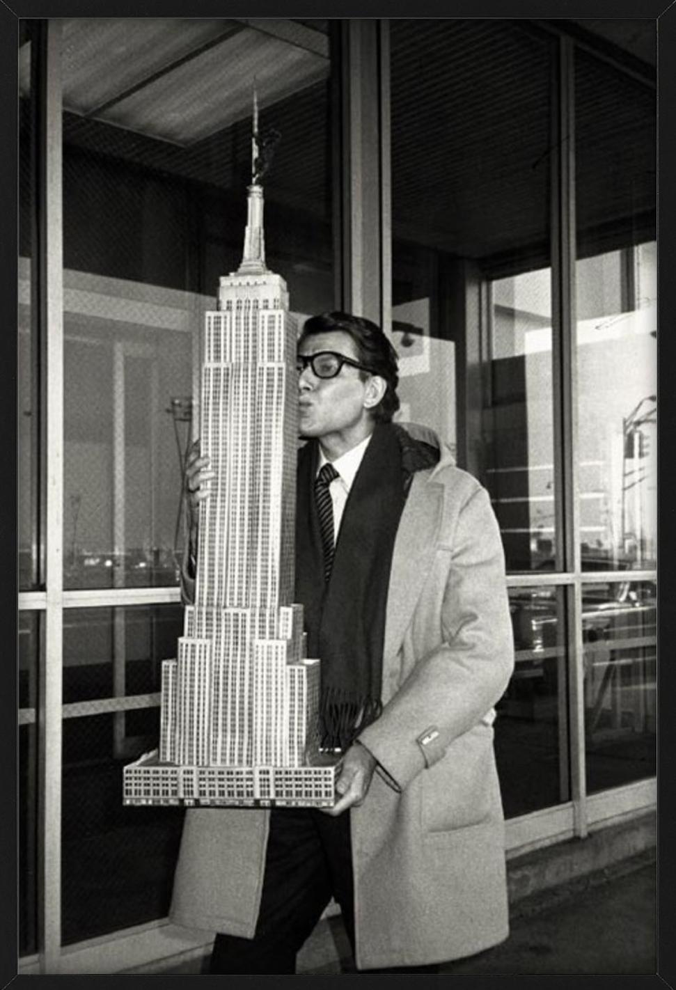 Yves Saint Laurent, der das Empire State Building hält, Kunstfotografie 1983 – Photograph von Roxanne Lowit