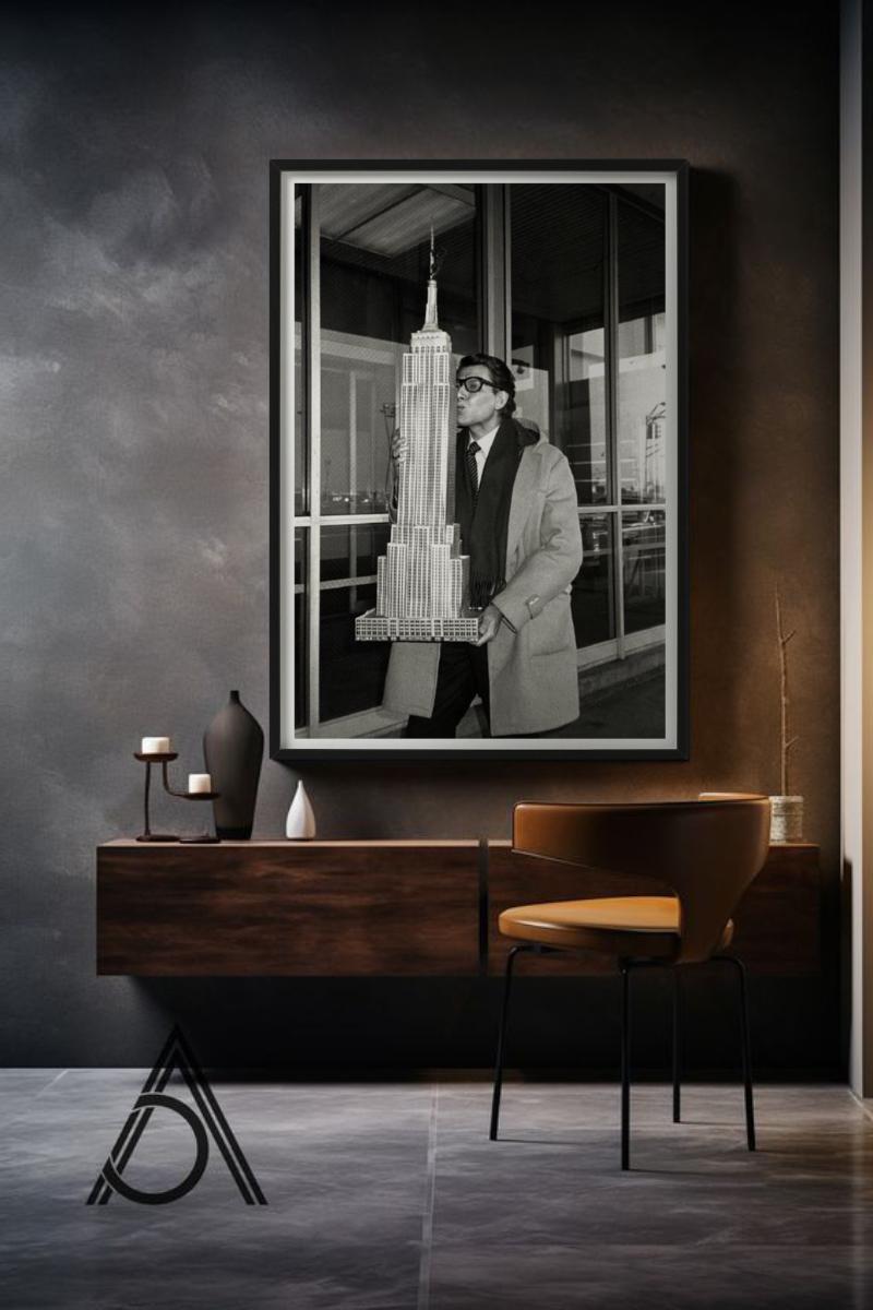 Yves Saint Laurent, der das Empire State Building hält, Kunstfotografie 1983 (Schwarz), Portrait Photograph, von Roxanne Lowit