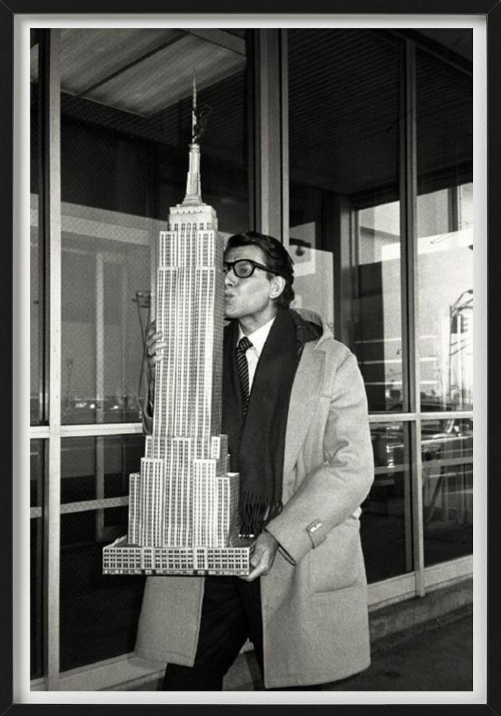 Yves Saint Laurent mit einem Modell des Empire State Building, fotografiert von der legendären Roxanne Lowit. 

Alle Drucke sind in limitierter Auflage erhältlich. Erhältlich in mehreren Größen. Hochwertige Einrahmung auf Anfrage.

Alle Drucke