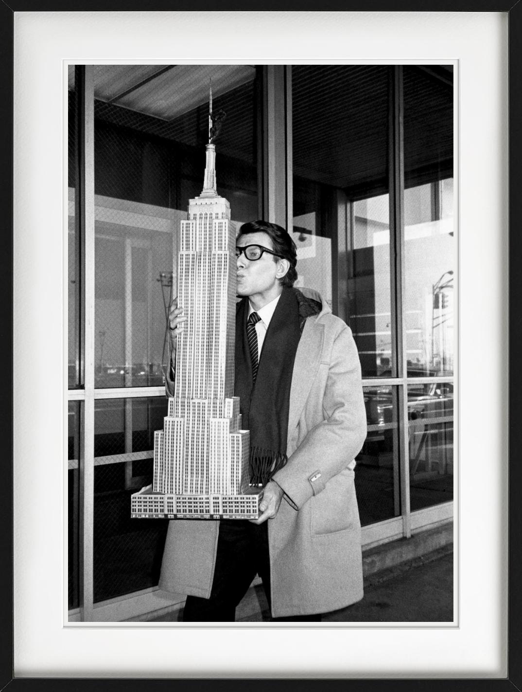 Yves Saint Laurent, der das Empire State Building hält, Kunstfotografie 1983 im Angebot 1