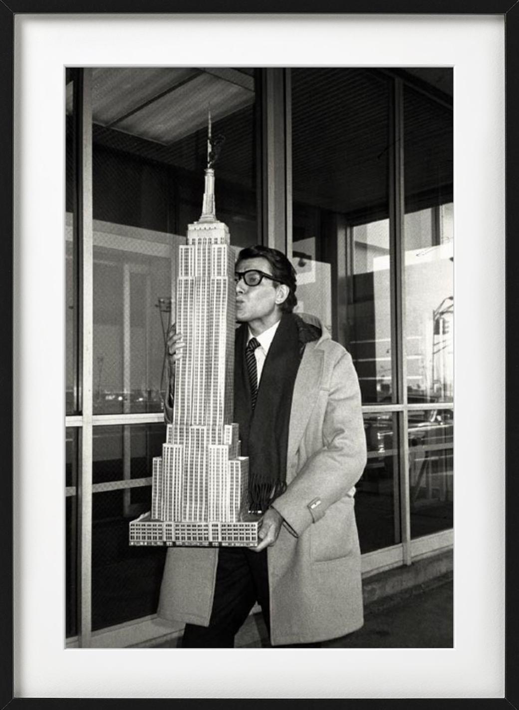Yves Saint Laurent, der das Empire State Building hält, Kunstfotografie 1983 im Angebot 2