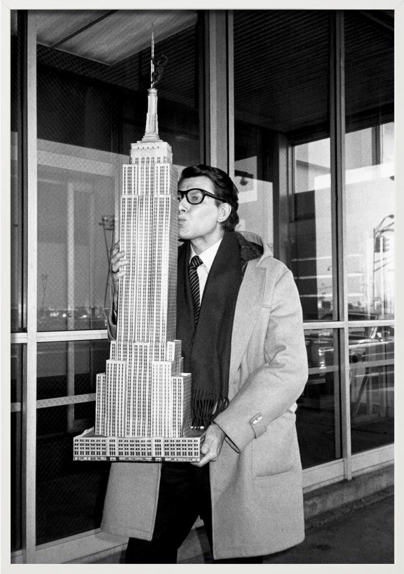Yves Saint Laurent, der das Empire State Building hält, Kunstfotografie 1983 im Angebot 3