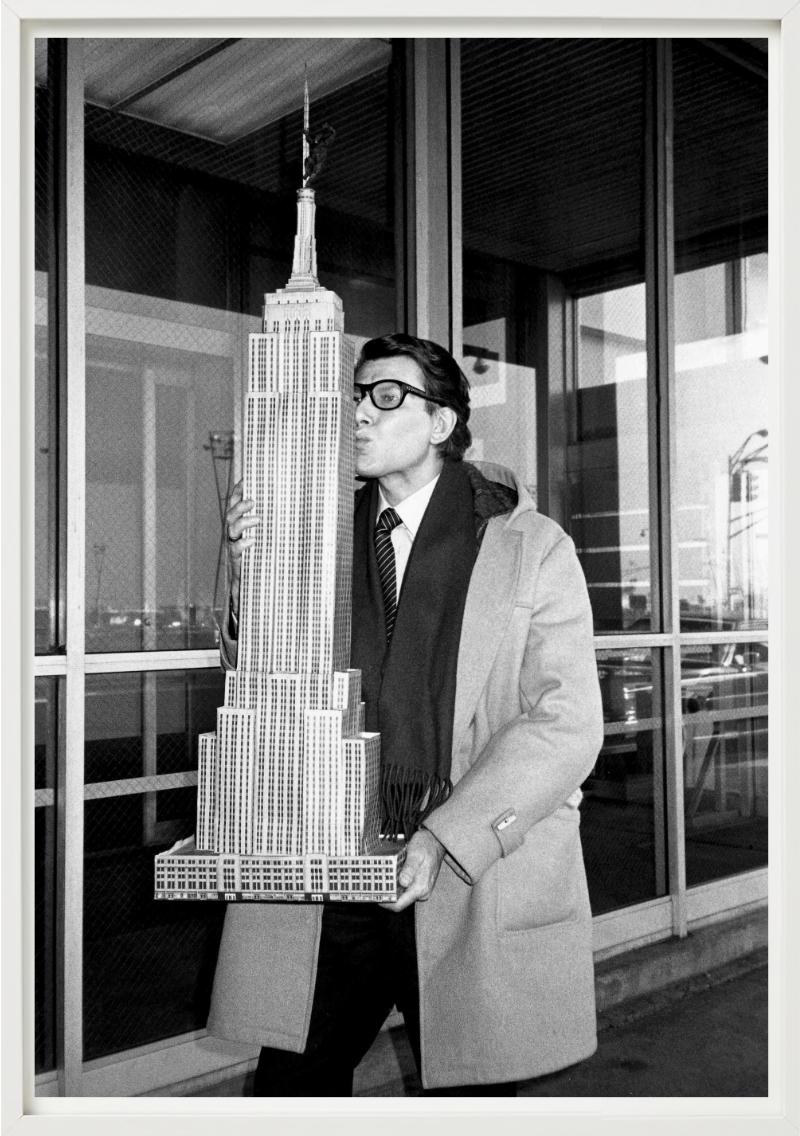 Yves Saint Laurent, der das Empire State Building hält, Kunstfotografie 1983 im Angebot 4