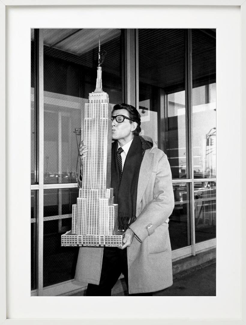 Yves Saint Laurent, der das Empire State Building hält, Kunstfotografie 1983 im Angebot 5