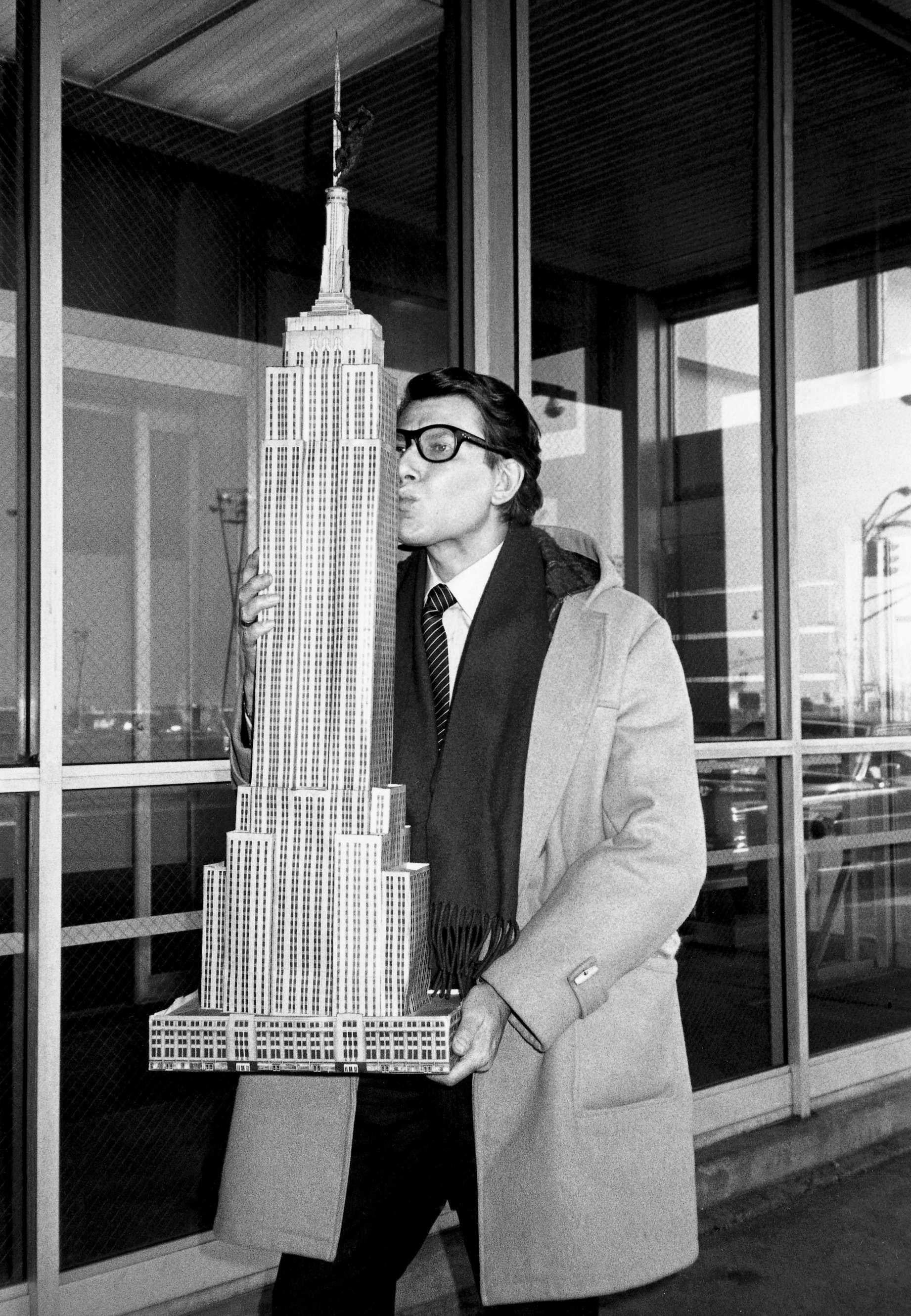 Roxanne Lowit Portrait Photograph – Yves Saint Laurent, der das Empire State Building hält, Kunstfotografie 1983