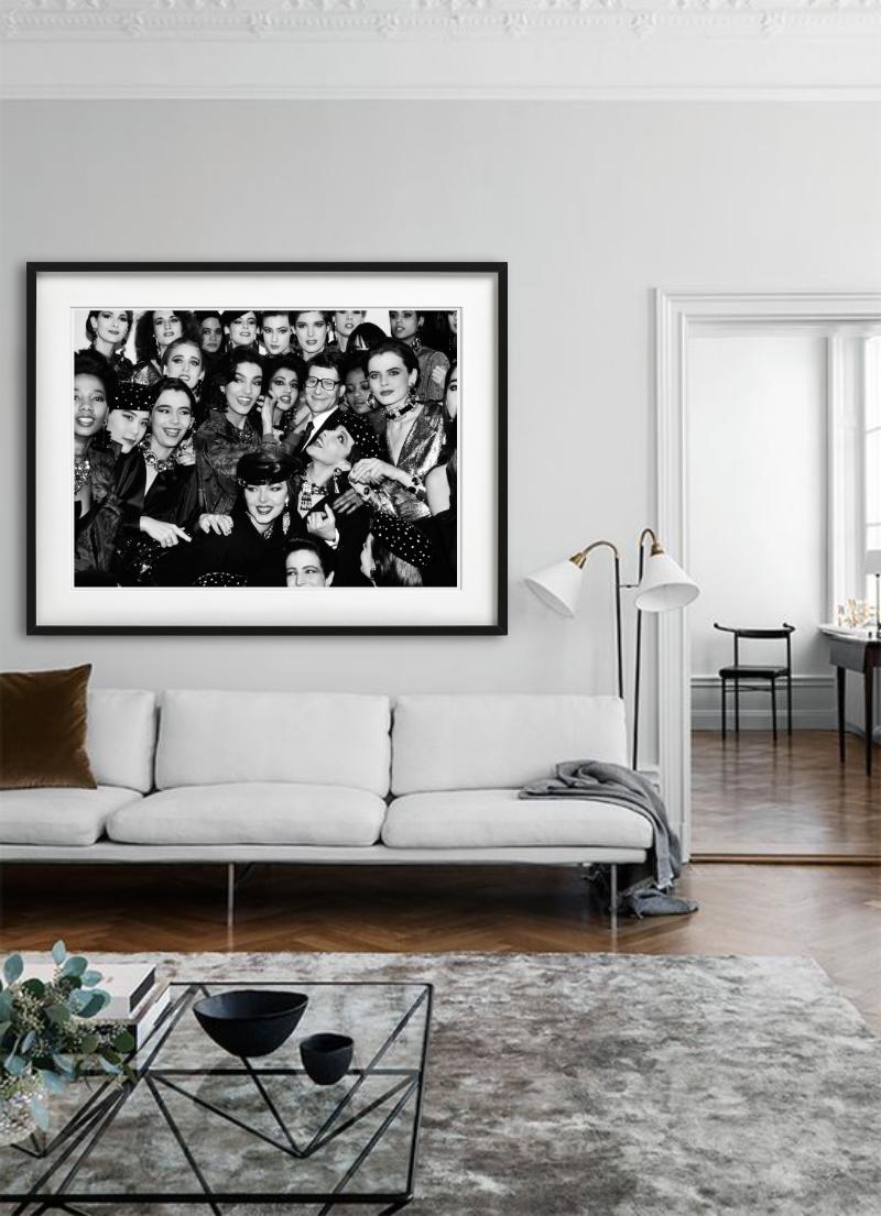 Yves Saint Laurent mit Modellen – Gruppenporträt, Kunstfotografie, 1985 – Photograph von Roxanne Lowit
