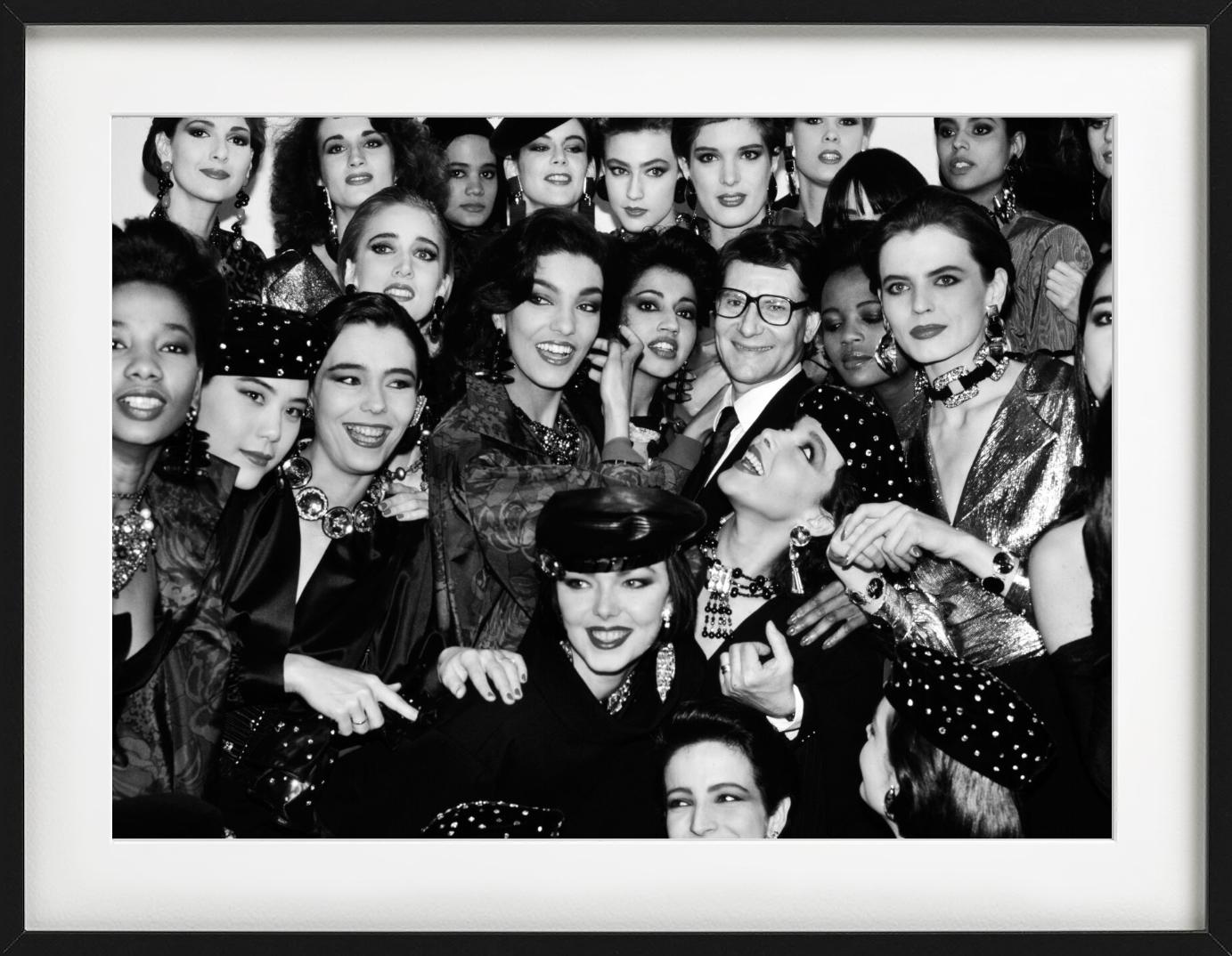 Yves Saint Laurent mit Modellen – Gruppenporträt, Kunstfotografie, 1985 (Zeitgenössisch), Photograph, von Roxanne Lowit