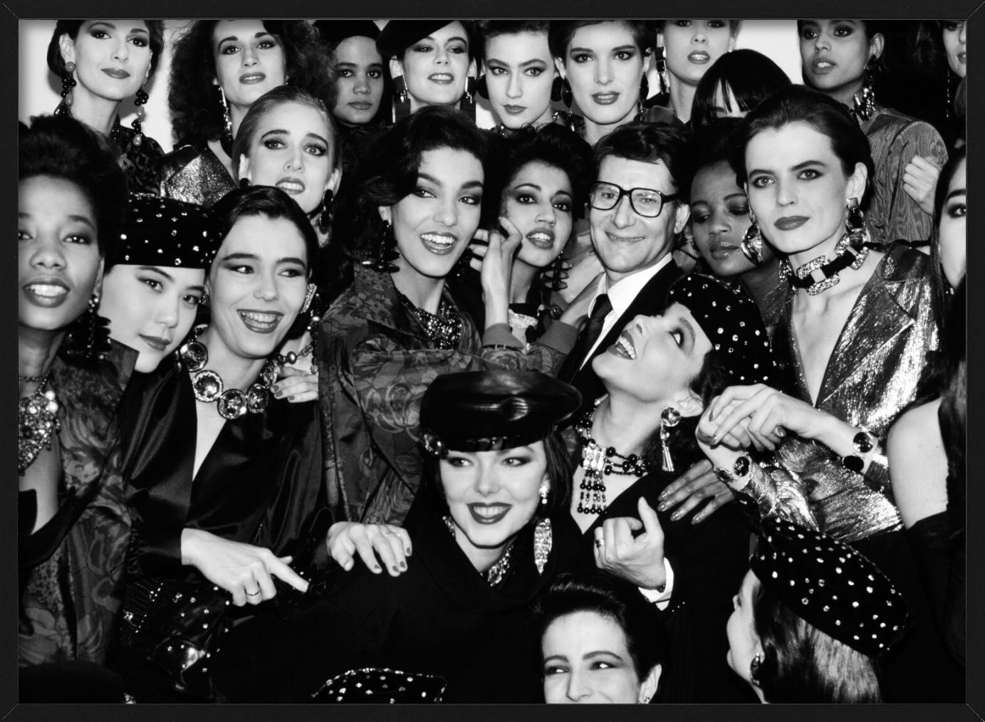 Yves Saint Laurent mit Modellen – Gruppenporträt, Kunstfotografie, 1985 (Schwarz), Portrait Photograph, von Roxanne Lowit