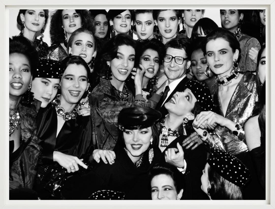 Yves Saint Laurent mit Modellen – Gruppenporträt, Kunstfotografie, 1985 im Angebot 1
