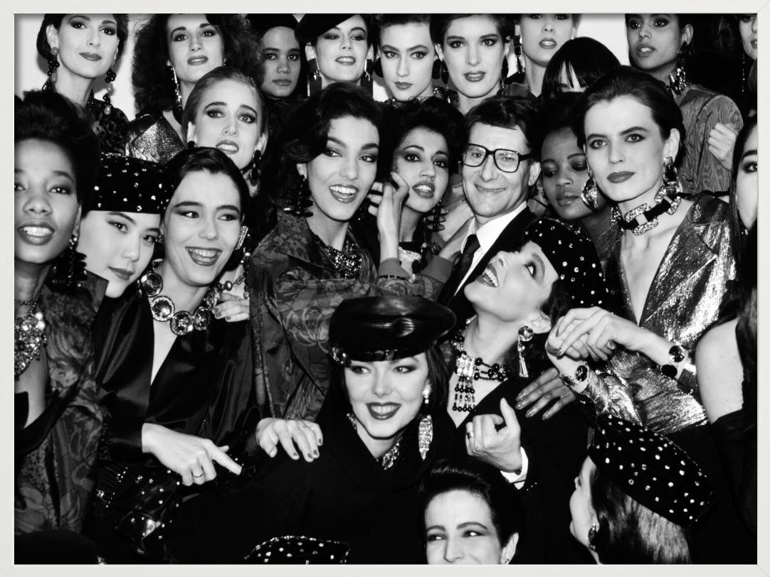 Yves Saint Laurent mit Modellen – Gruppenporträt, Kunstfotografie, 1985 im Angebot 3