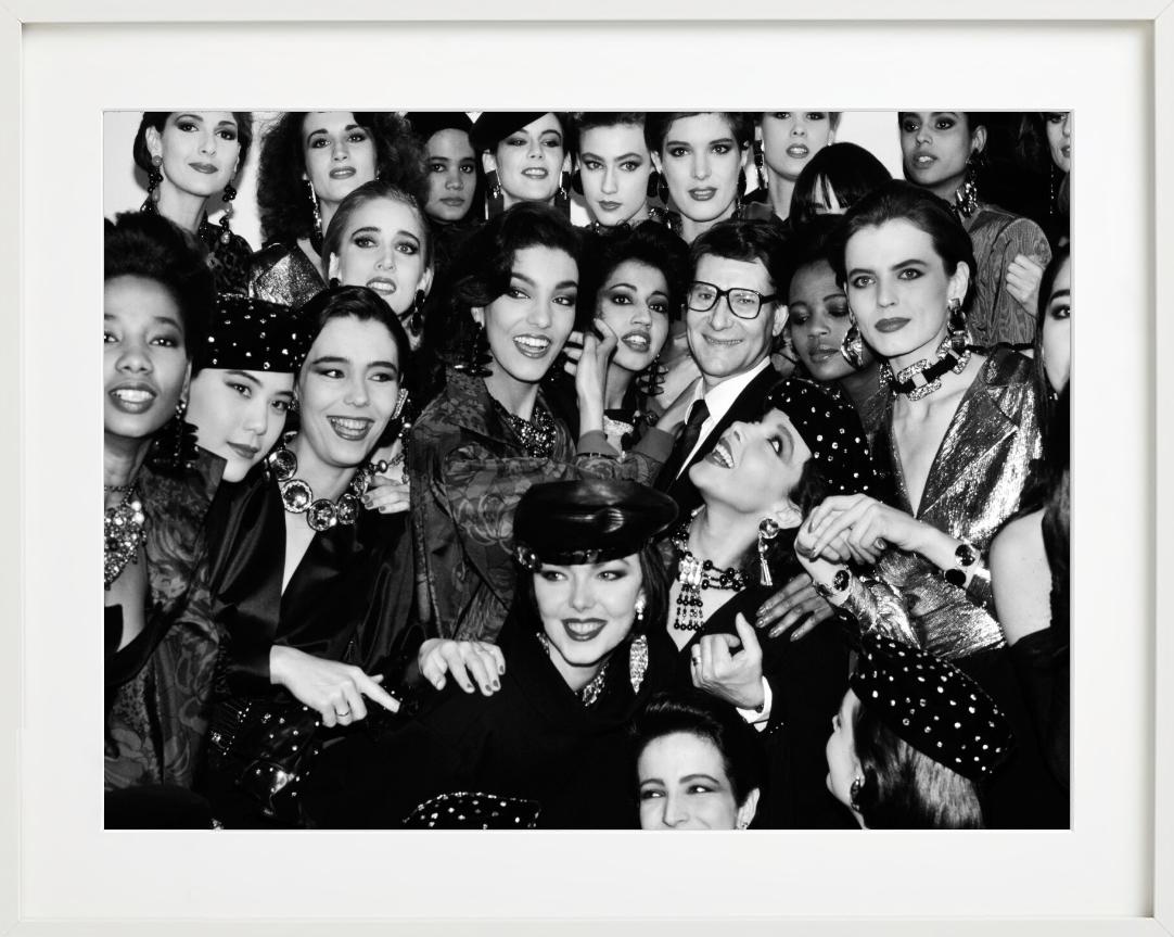 Yves Saint Laurent mit Modellen – Gruppenporträt, Kunstfotografie, 1985 im Angebot 4