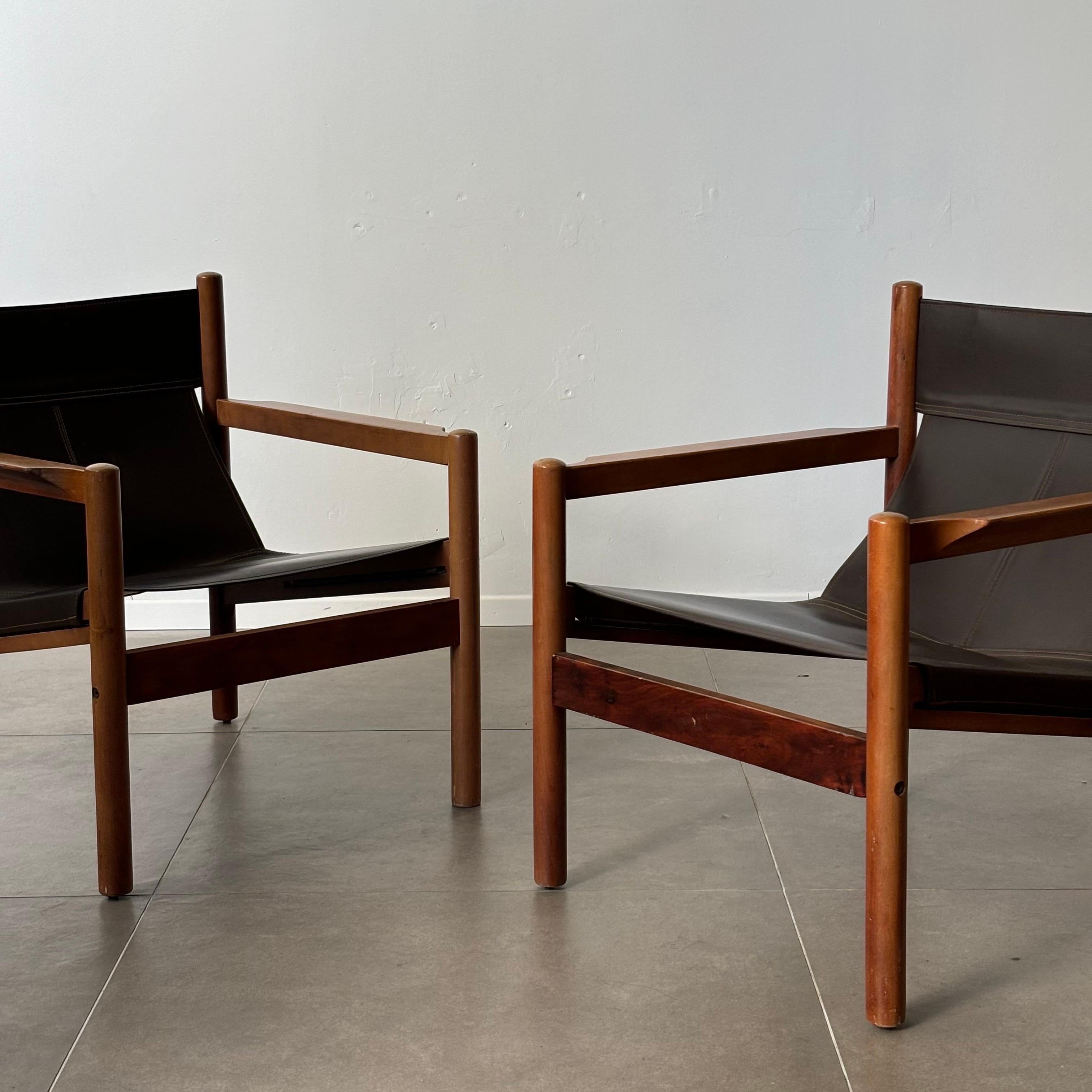 This exquisite pair of ‘Roxinho’ lounge chairs, designed by Michel Arnoult for Mobilia in the 1960s, embodies the essence of midcentury South American modernism. Made in Argentina, these chairs feature a sturdy beechwood frame that showcases