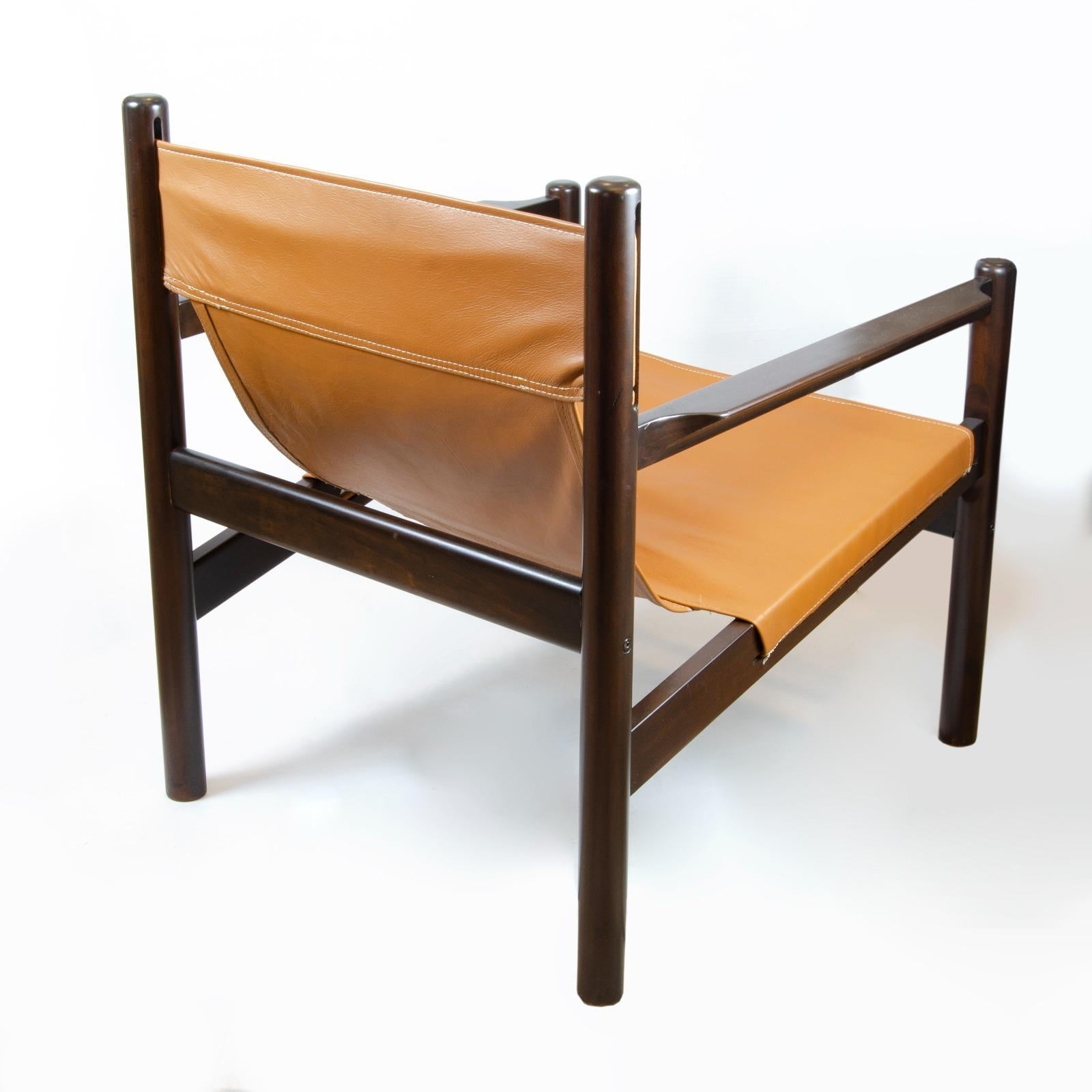 Roxinho vintage Safari armchair in leather and wood by MCM Michel Arnoult, 1960s In Good Condition For Sale In Autonomous City Buenos Aires, CABA