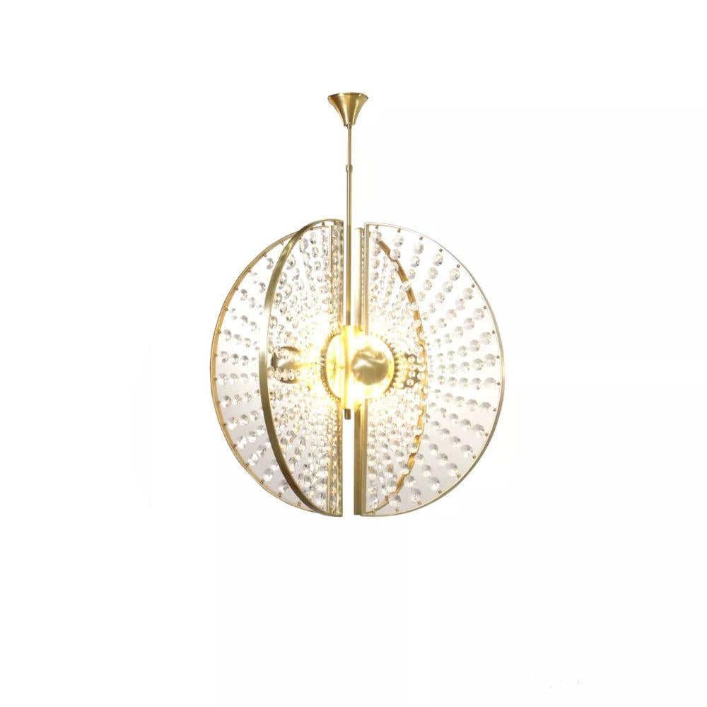 Il lampadario Roxy è emozionante e desiderabile proprio come suggerisce il suo nome. Quattro decadenti sfere di metallo sono circondate da scintillanti pannelli di cristallo a raggiera circondati da un'aureola di metallo. Guarda bene e questo