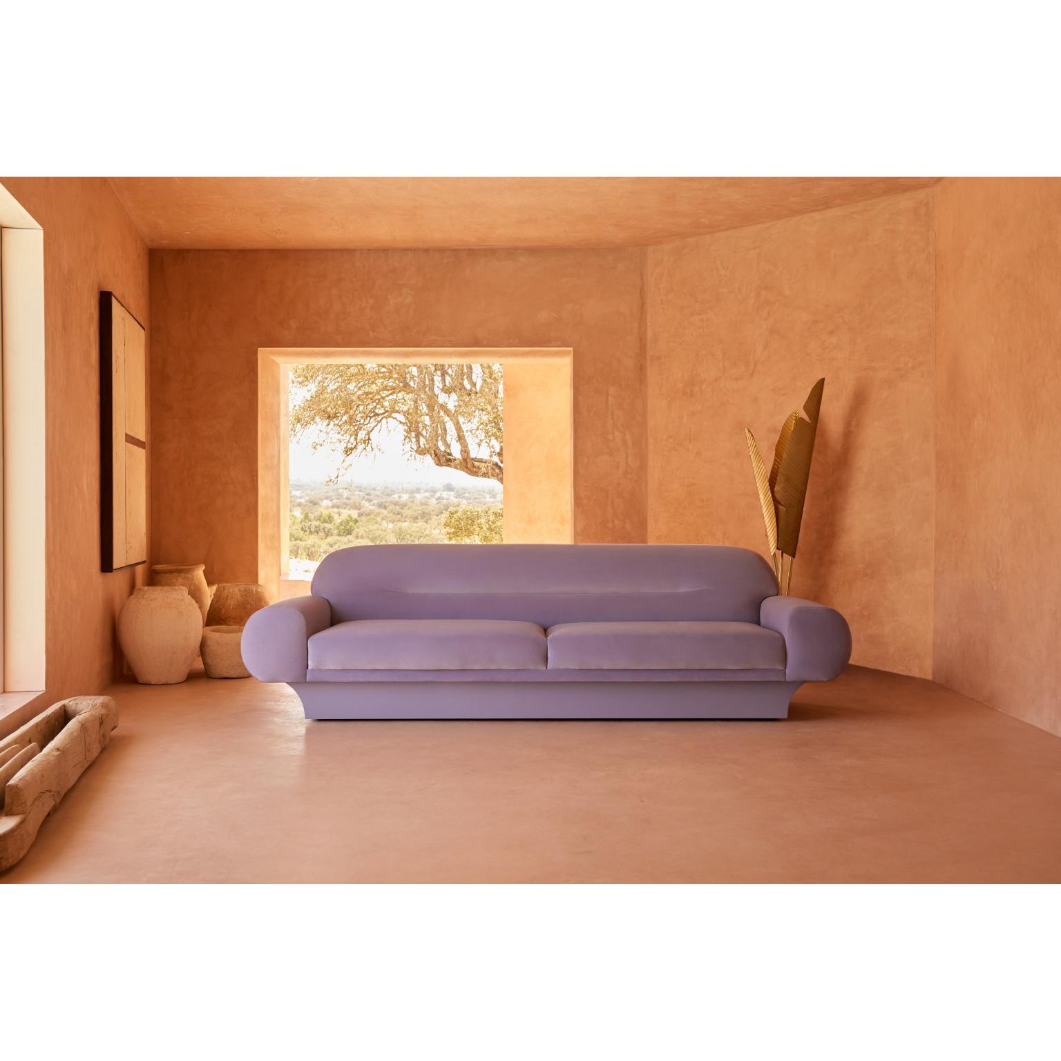 Canapé Roy 290 de Munna
Dimensions : D 115 x L 290 x H 83 cm. SH : 42 cm.
MATERIAL : Bois, mousse et rembourrage.
Finition : Velours de coton, ref. Bleu royal, CV36 et laque brillante.

Disponible dans tous les tissus Munna, à l'exception de la soie