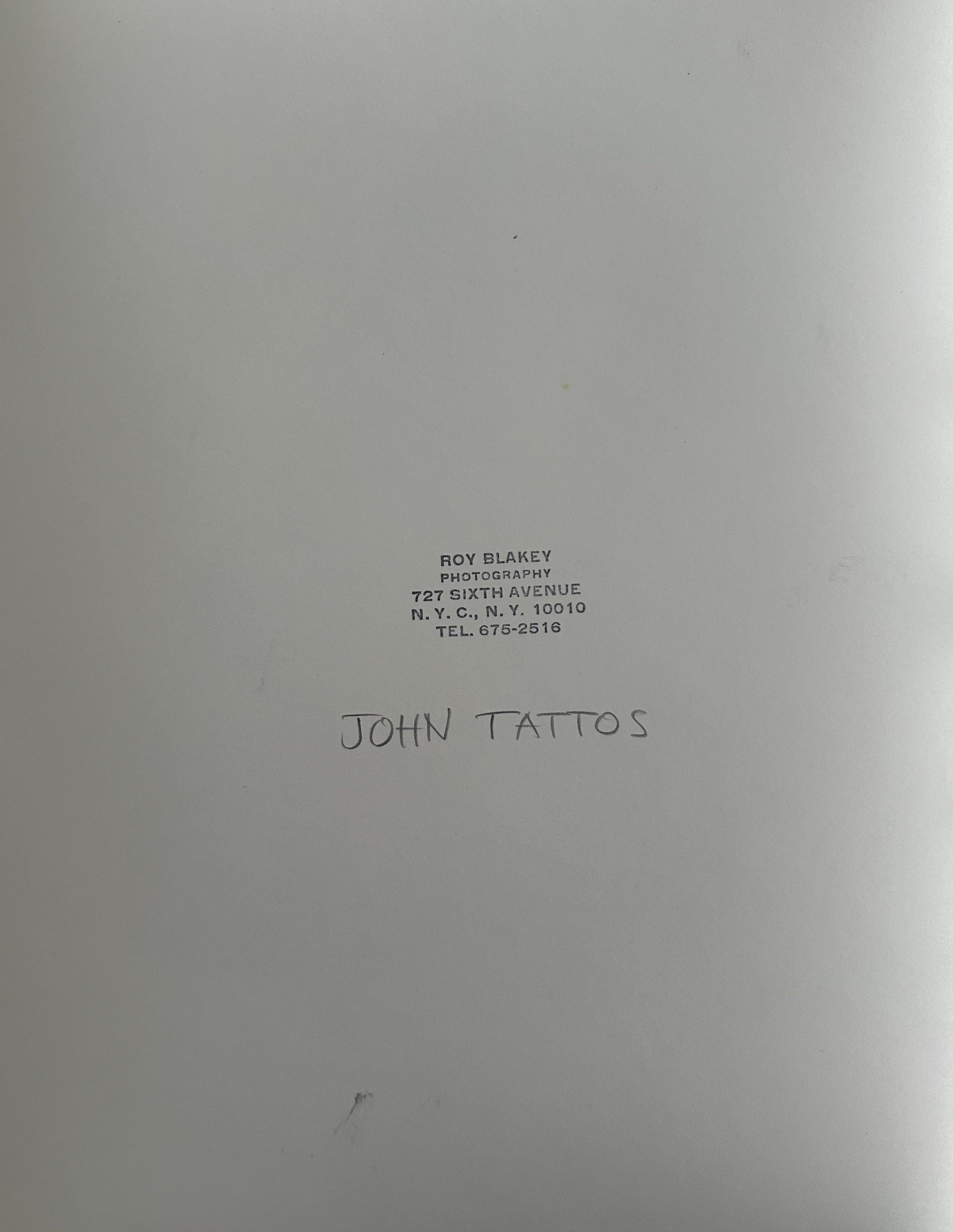 Roy Blakey (geb.1930). Porträt von John Tattos, 1974. Original-Fotodruck auf Papier, Bild misst 8,75 x 13 Zoll, Blatt misst 12 x 16 Zoll. Maße 17 x 21 Zoll gerahmt. Studio-Stempel auf der Rückseite. 

Ein anderes Bild aus dieser Fotosession wurde in