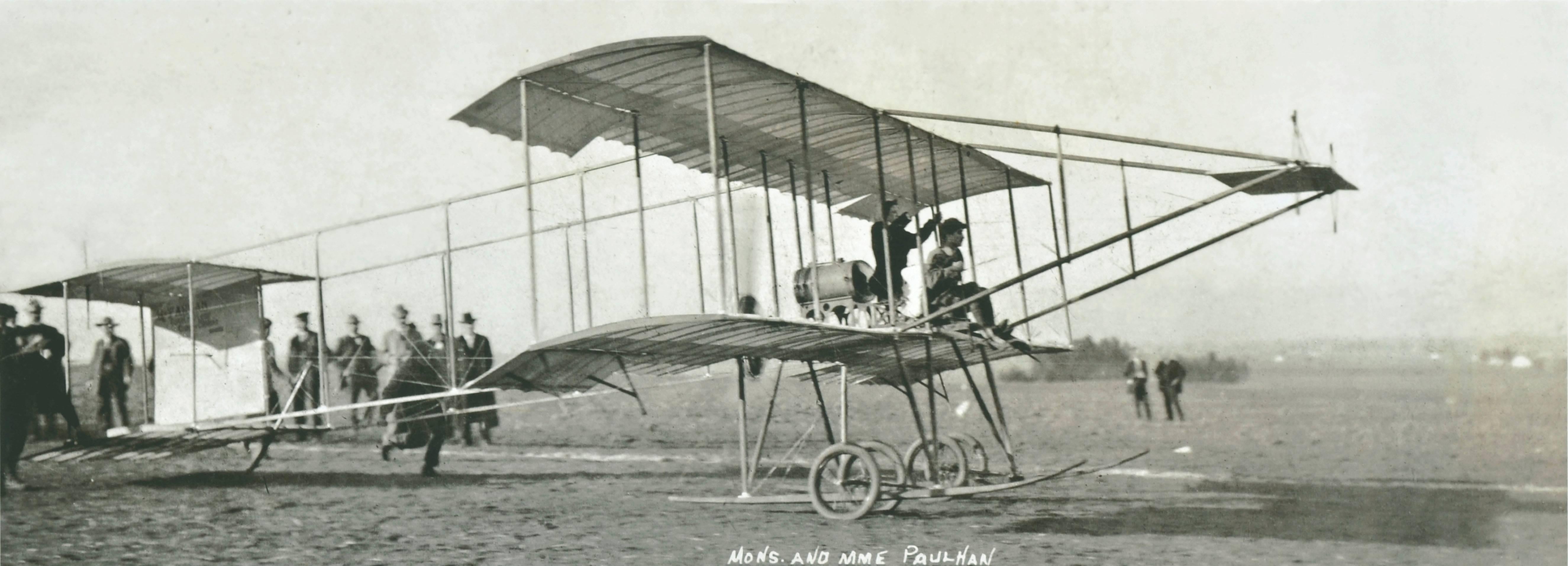 Madame Paulhan Fly a Farman Airship 1910 Los Angeles Int. Flugschau  (Beige), Black and White Photograph, von Roy Christian