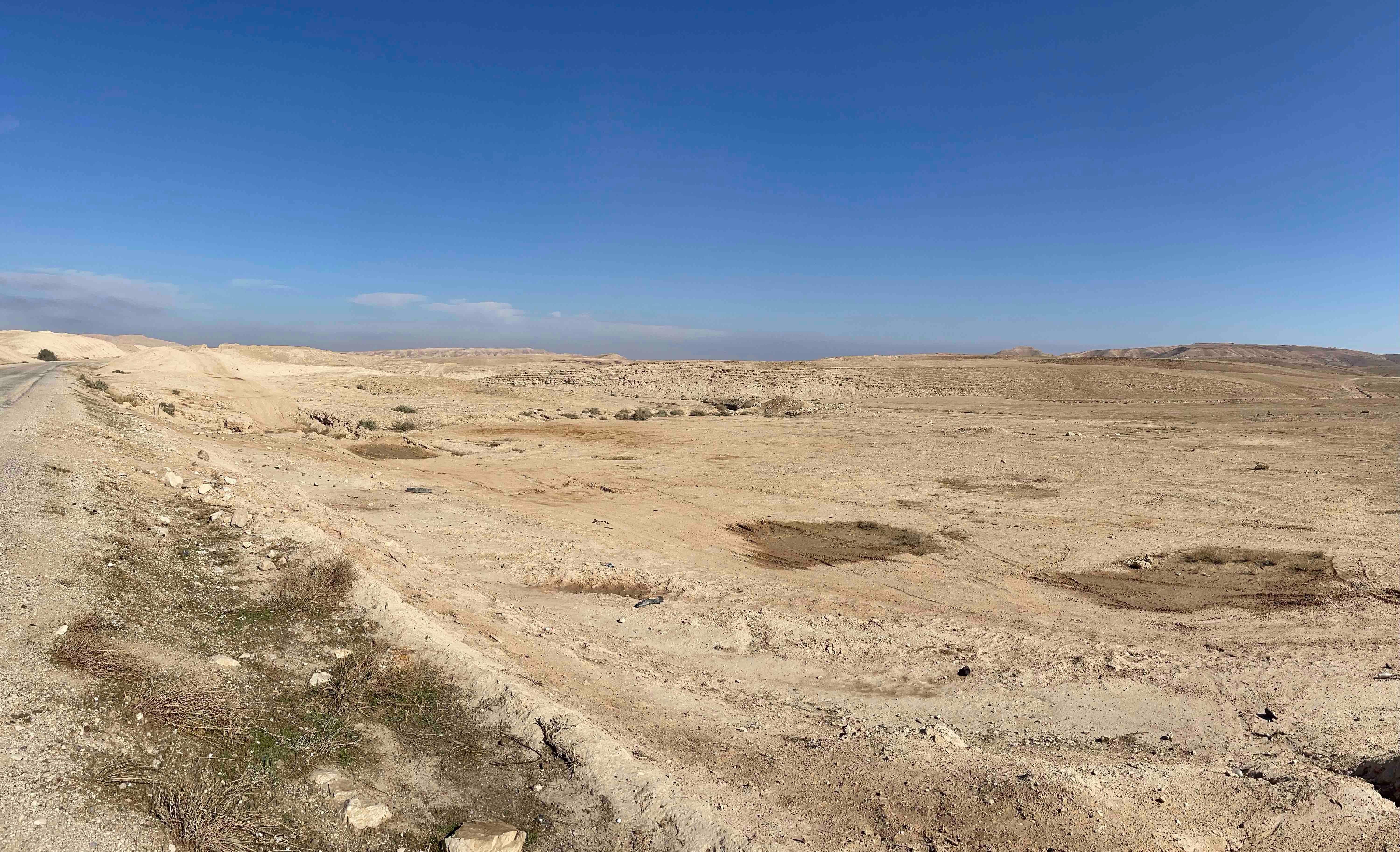 No man's land - photographie couleur, photographie de paysage - Photograph de Roy Dagan