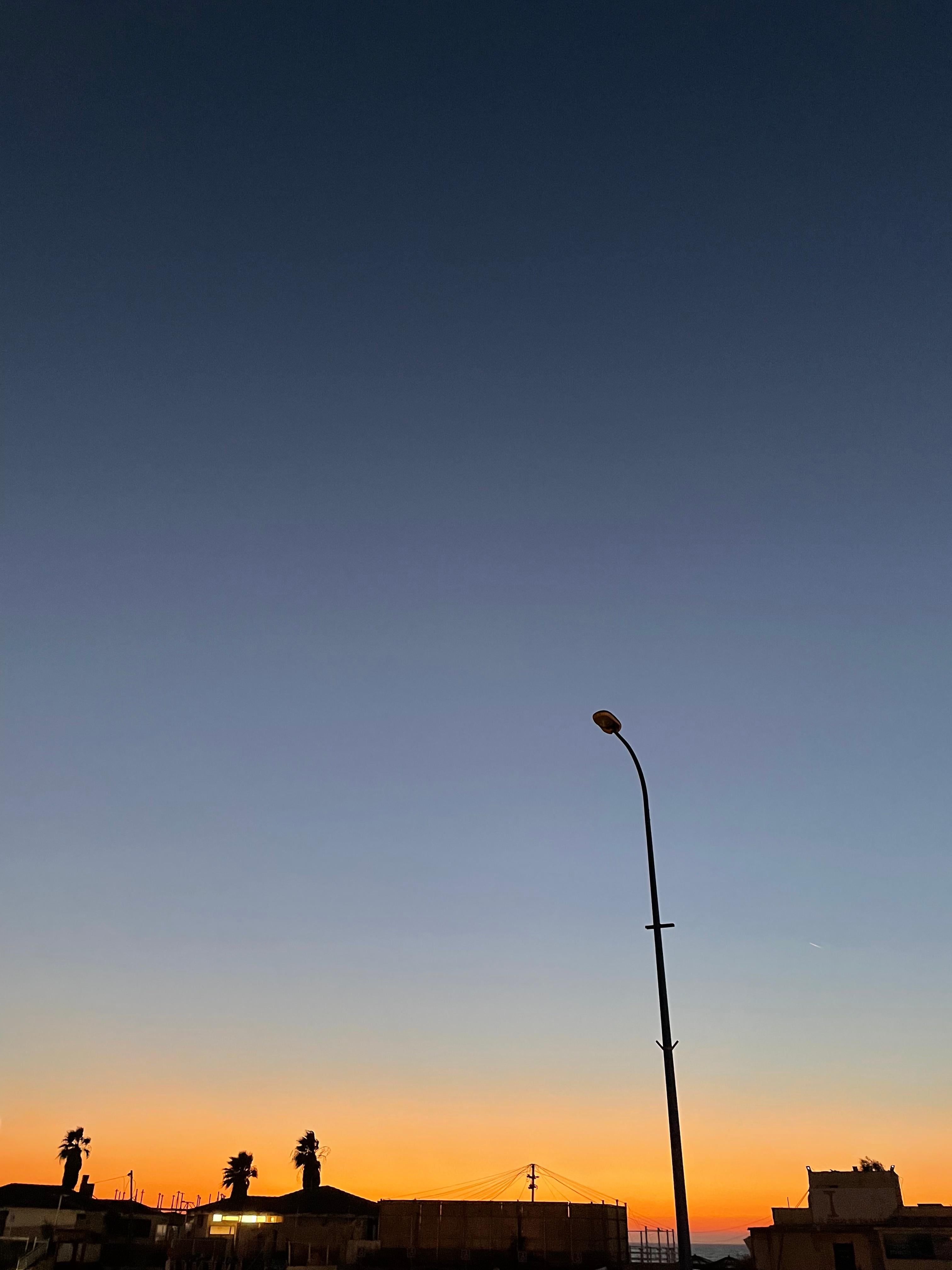 Luminaire de rue - photographies couleur, photographies de paysages - Photograph de Roy Dagan