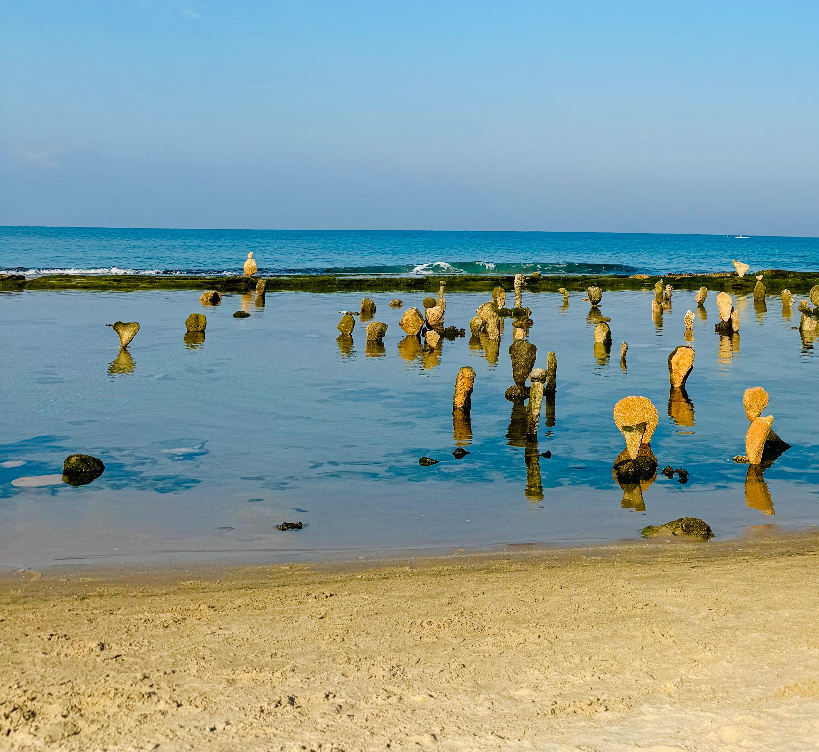 Talking Heads - Farbfotografie (Blau), Landscape Photograph, von Roy Dagan