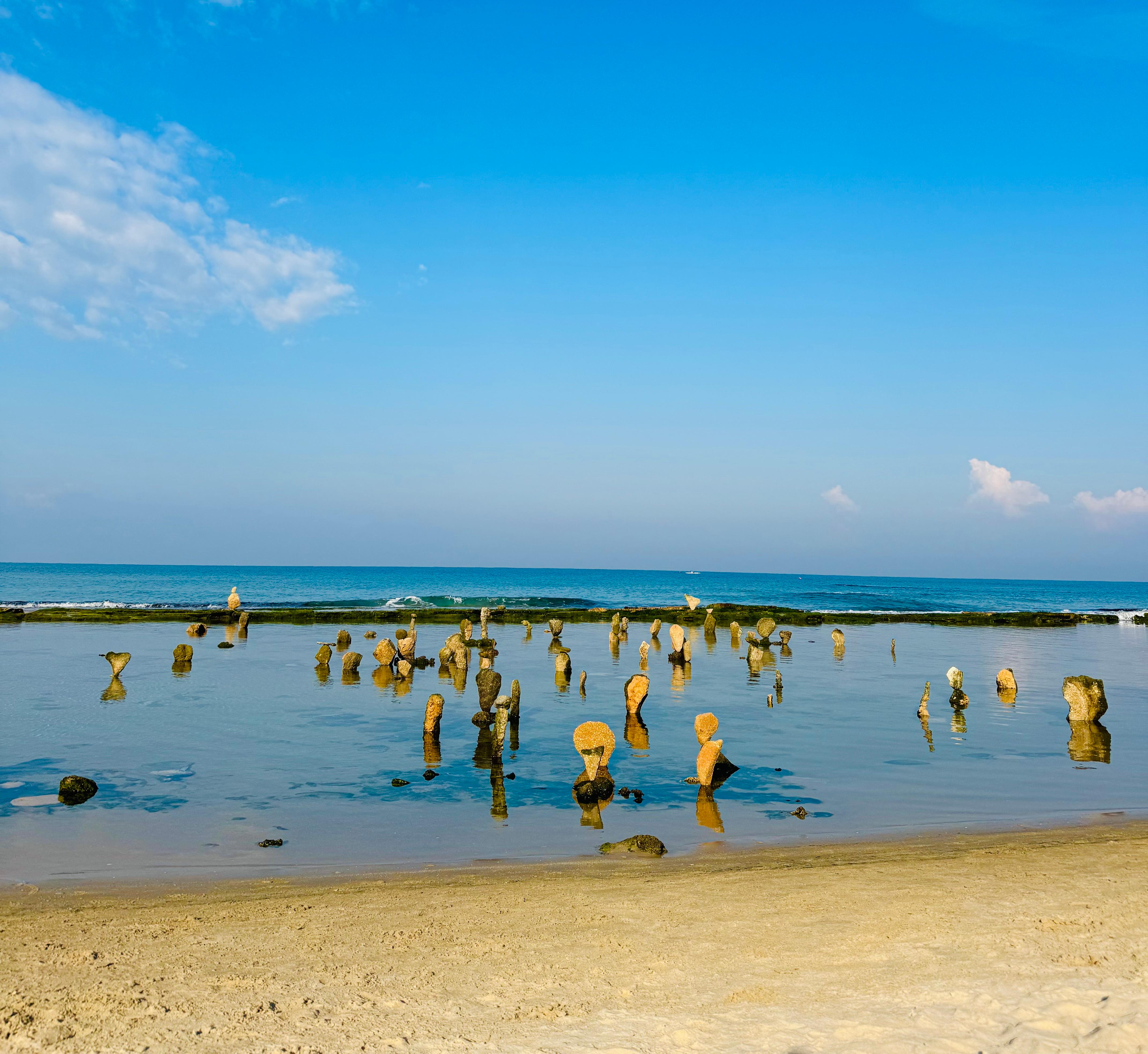 Roy Dagan Landscape Photograph – Talking Heads - Farbfotografie