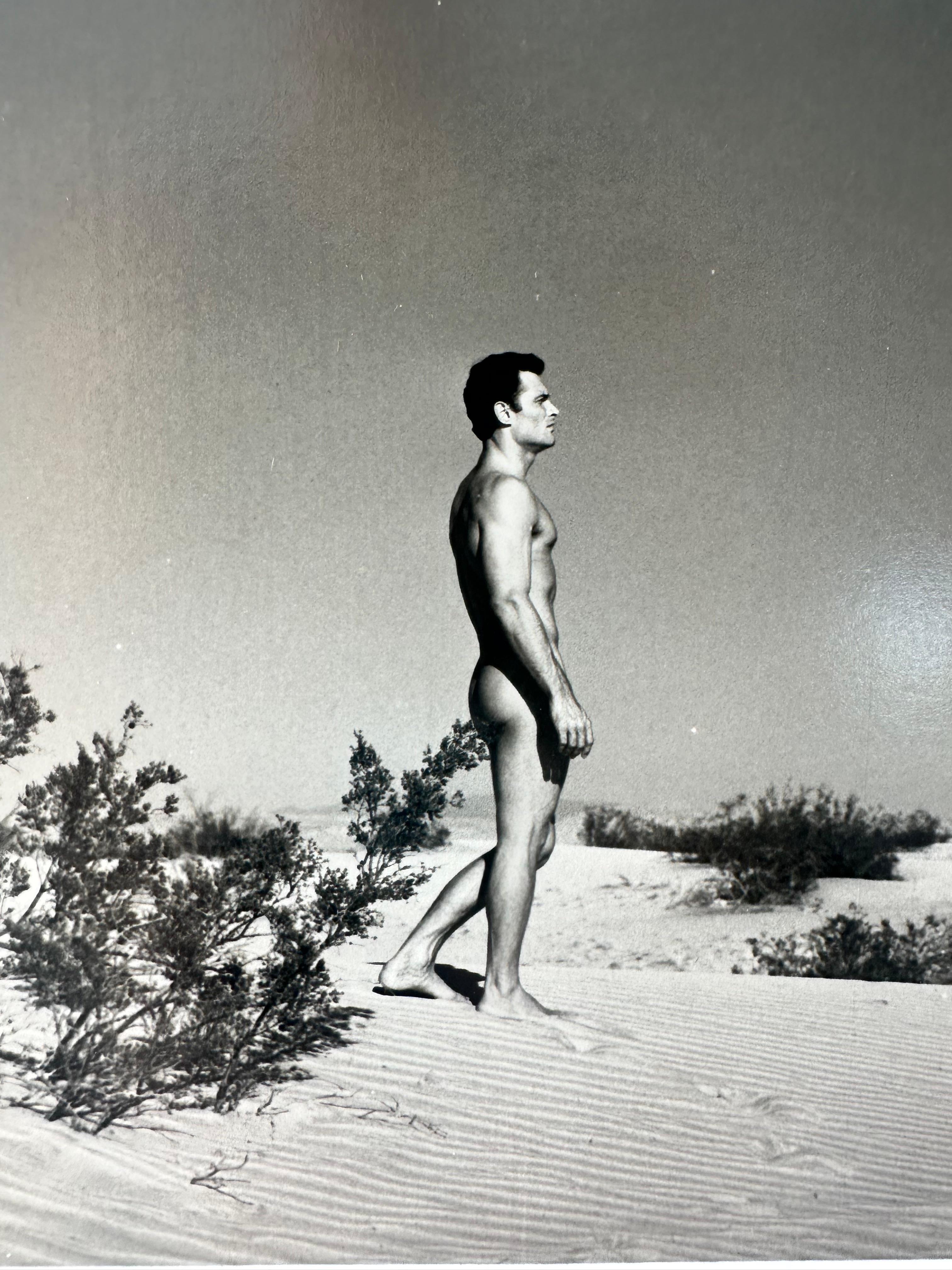 Studio di paesaggio desertico con nudo maschile - Photograph di Roy Dean