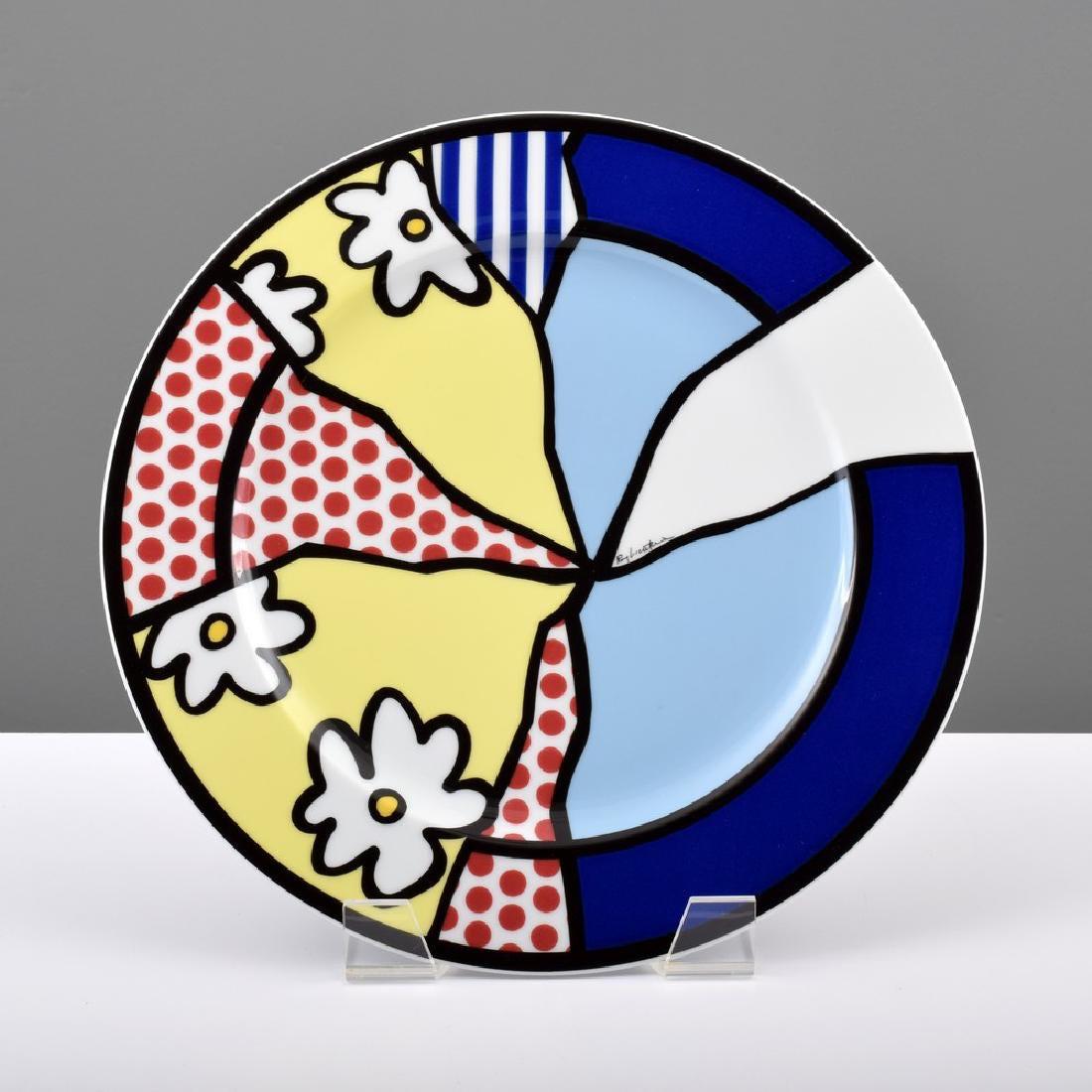Dieser 1990 von Rosenthal, Deutschland, herausgegebene Teller aus glasiertem Porzellan ist nach einem Bild von Roy Lichtenstein gestaltet.  Die leuchtend kolorierte Platte, die von der Originalschachtel begleitet wird, ist auf der Vorderseite
