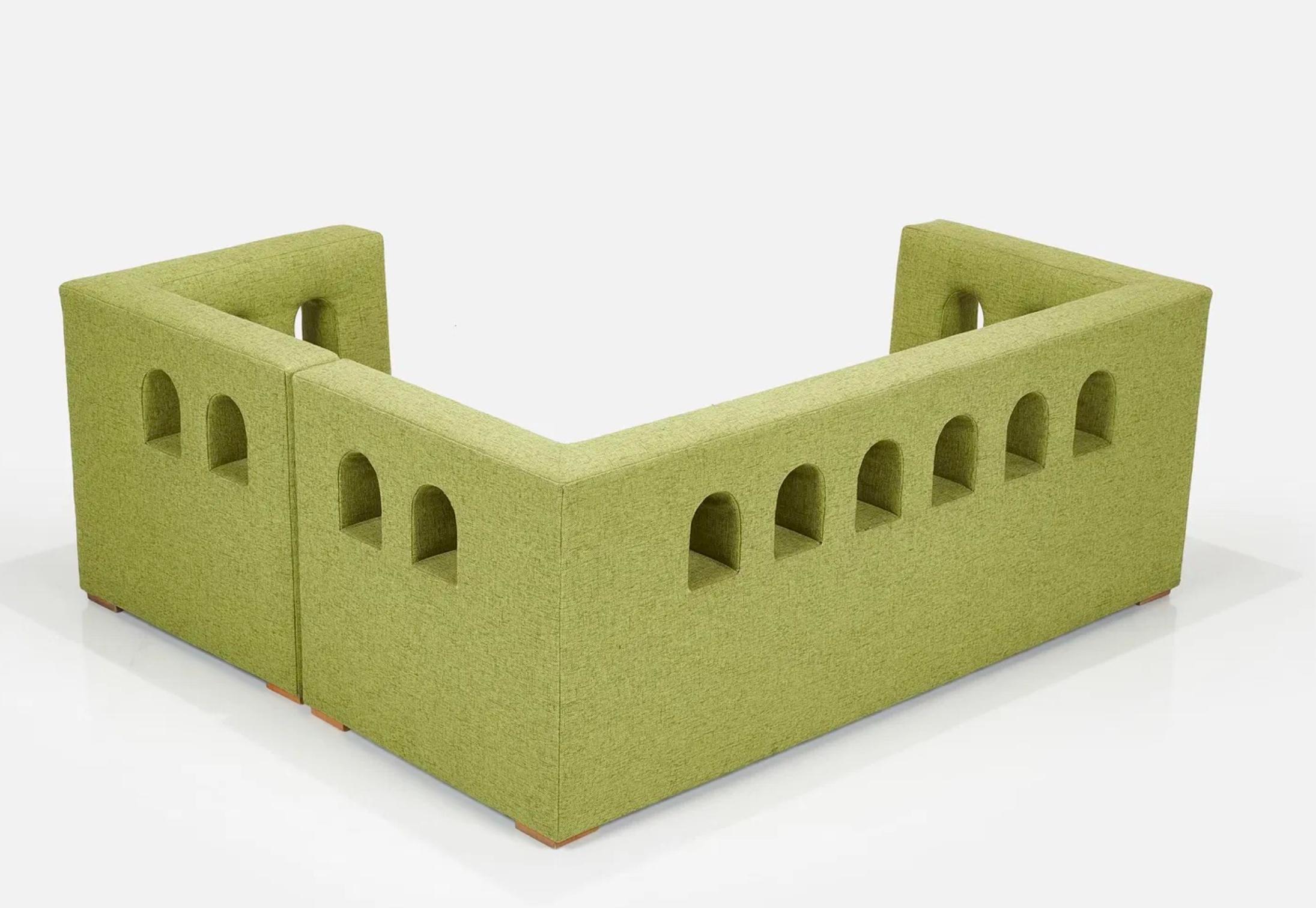 Roy McMackin Sofá seccional románico postmoderno, muebles domésticos, década de 1990, EE.UU. Estadounidense en venta