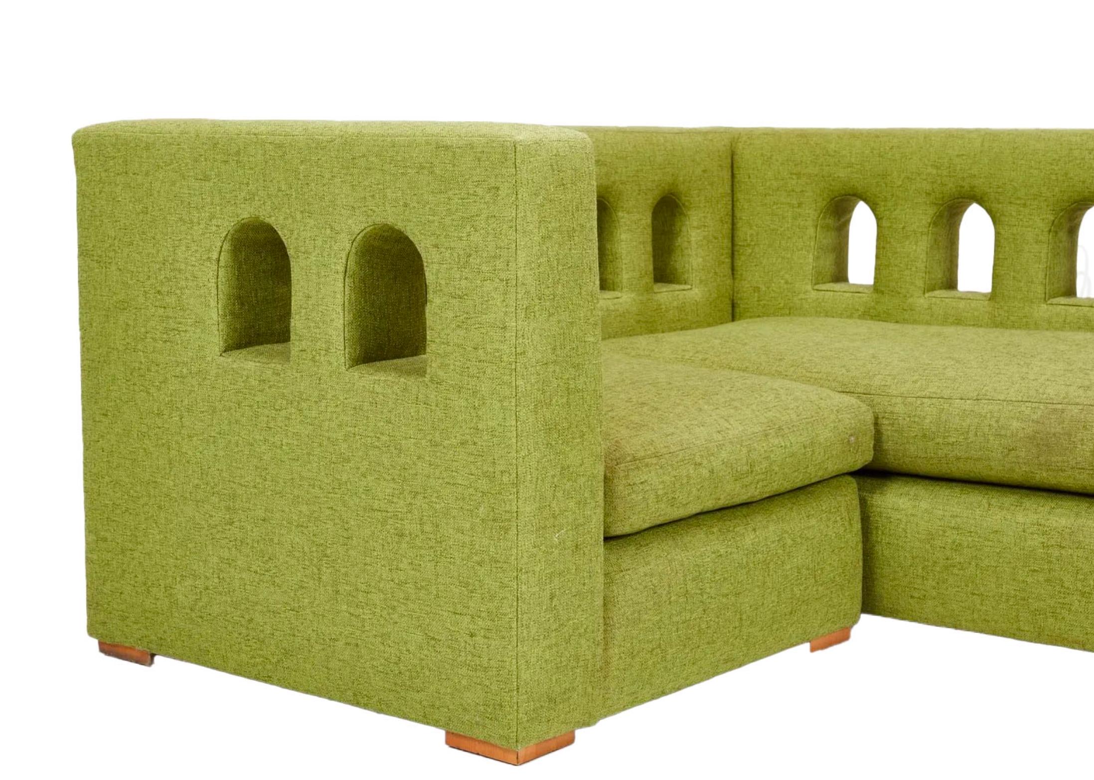 Roy McMackin Sofá seccional románico postmoderno, muebles domésticos, década de 1990, EE.UU. en Bueno estado para la venta en Brooklyn, NY