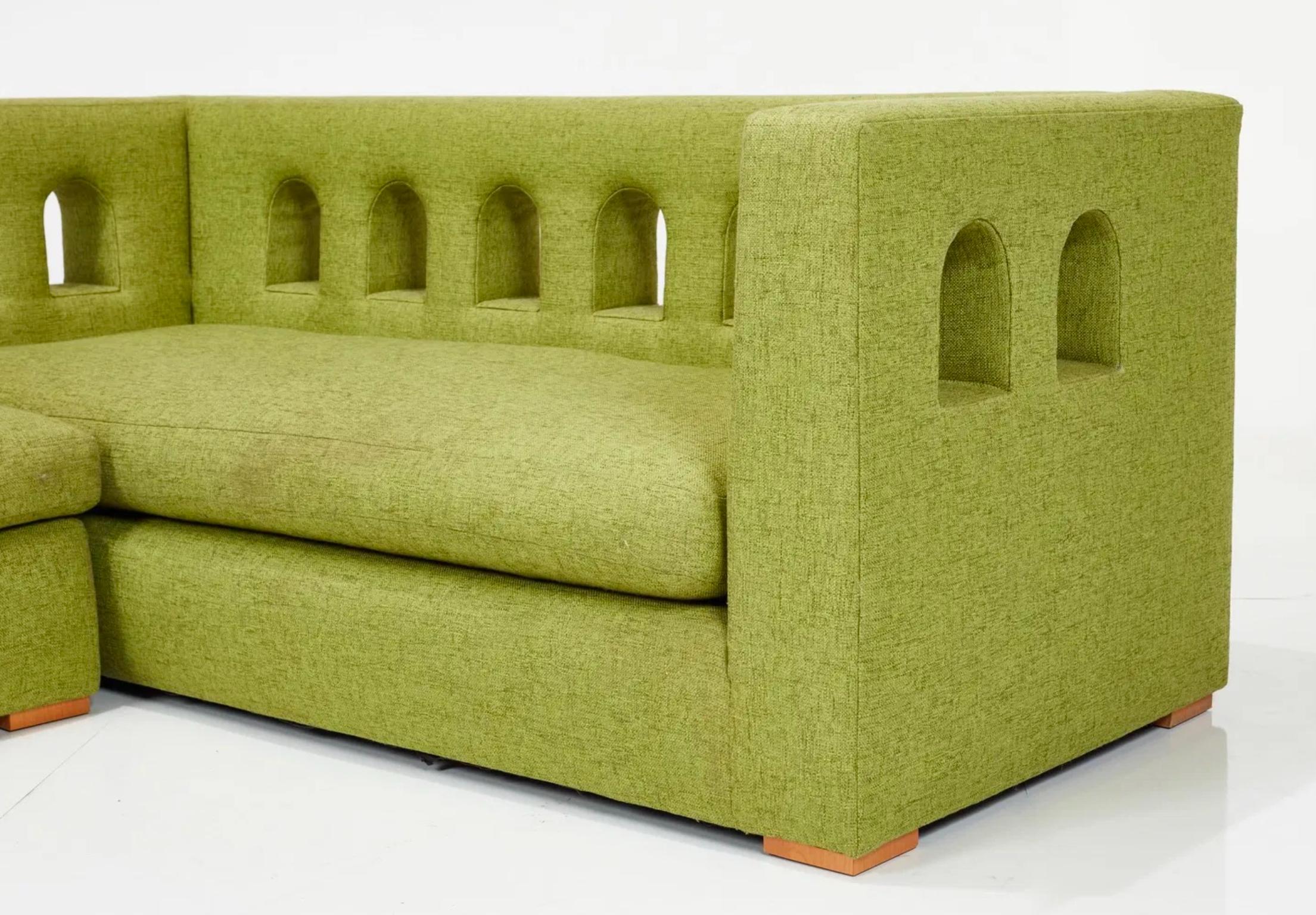 Roy McMackin Sofá seccional románico postmoderno, muebles domésticos, década de 1990, EE.UU. siglo XX en venta