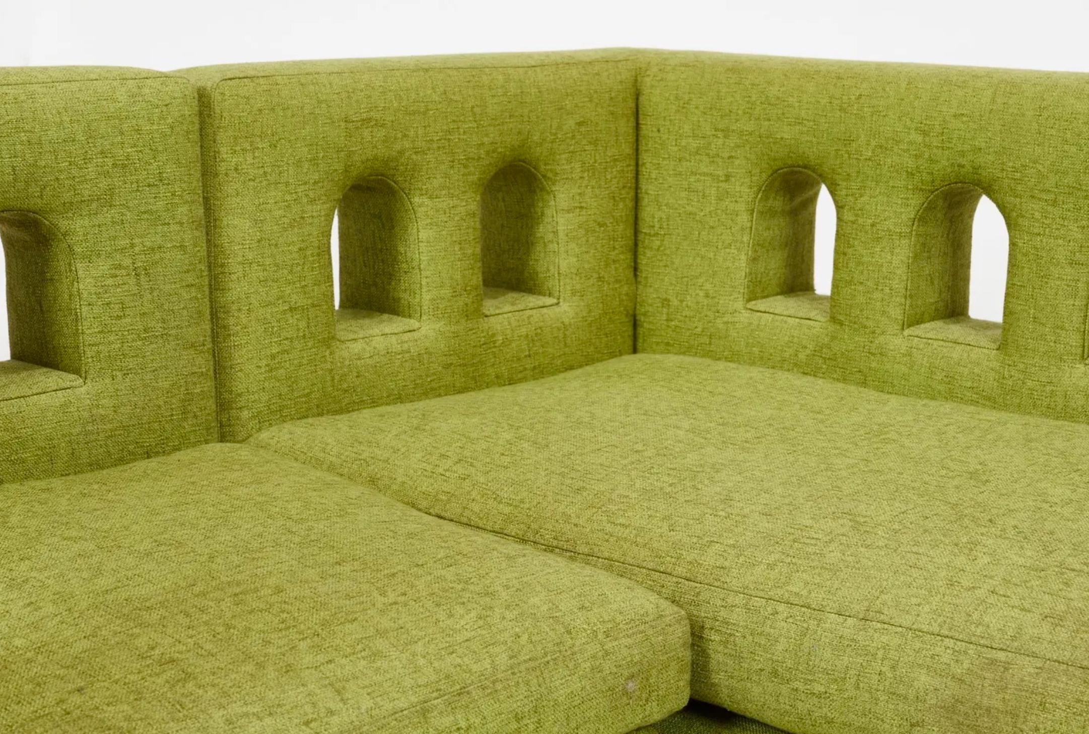 Roy McMackin Sofá seccional románico postmoderno, muebles domésticos, década de 1990, EE.UU. Textil en venta
