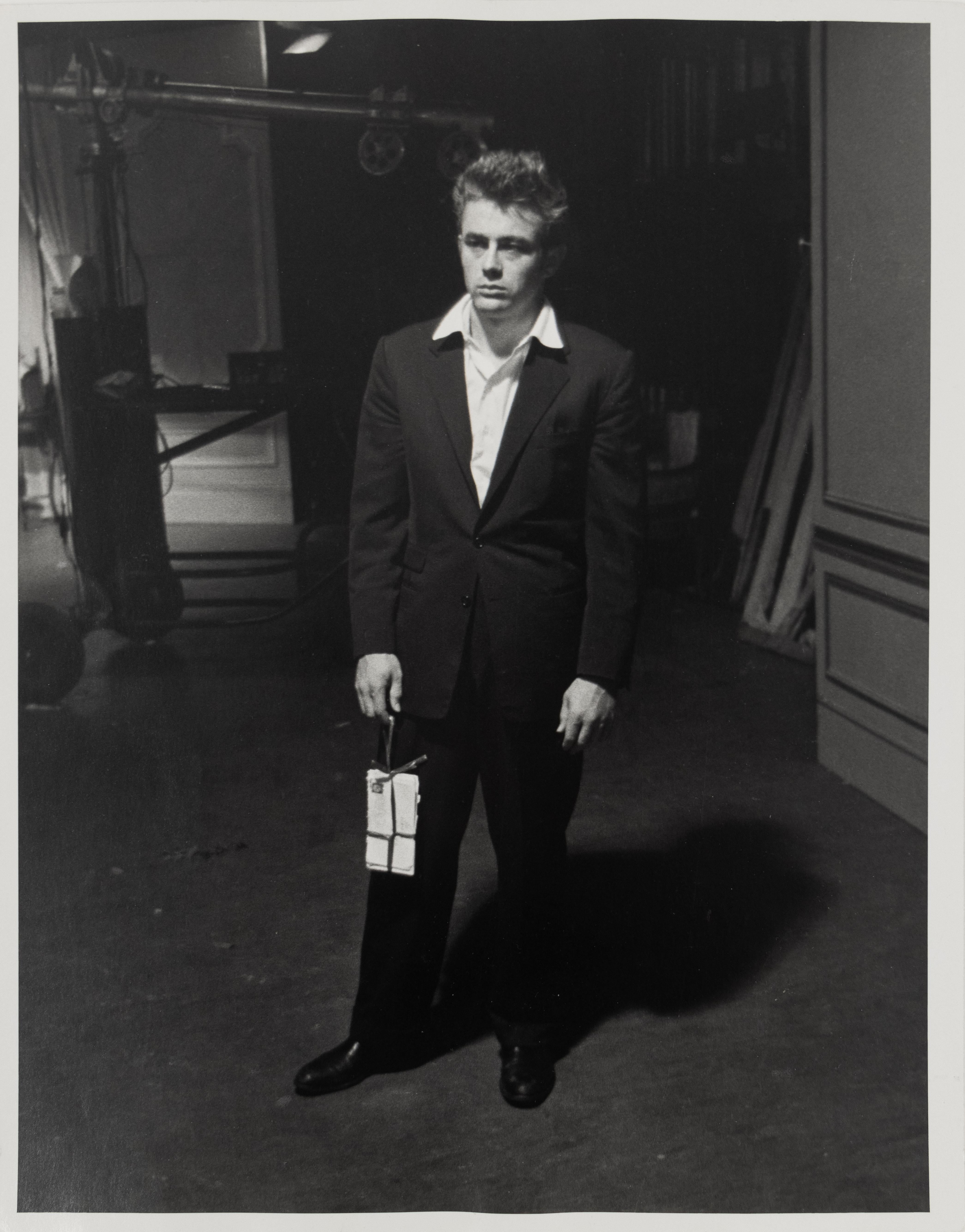 James Dean en los Estudios ABC - fotografía en blanco y negro de Roy Schatt en venta 1