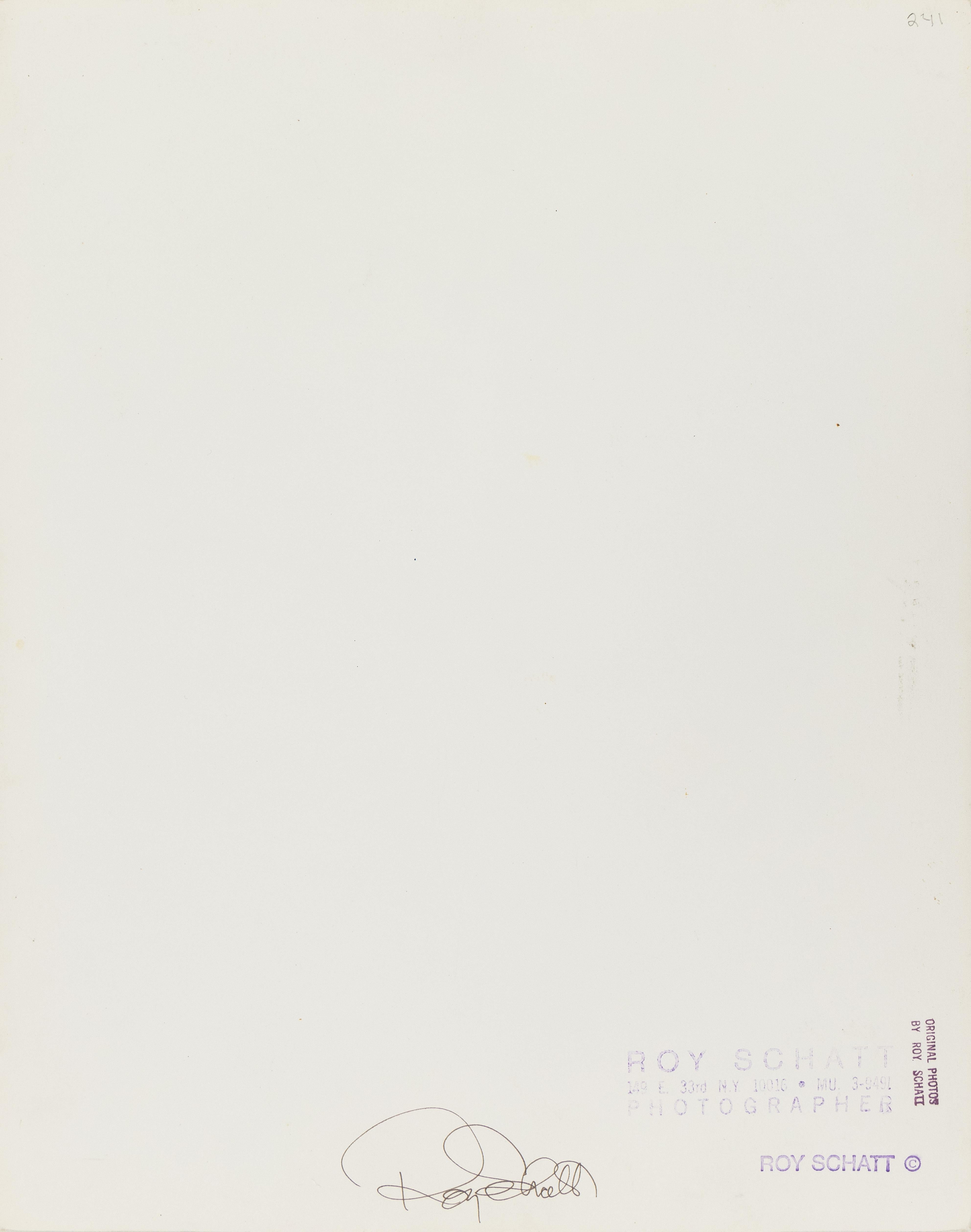James Dean en los Estudios ABC - fotografía en blanco y negro de Roy Schatt en venta 2